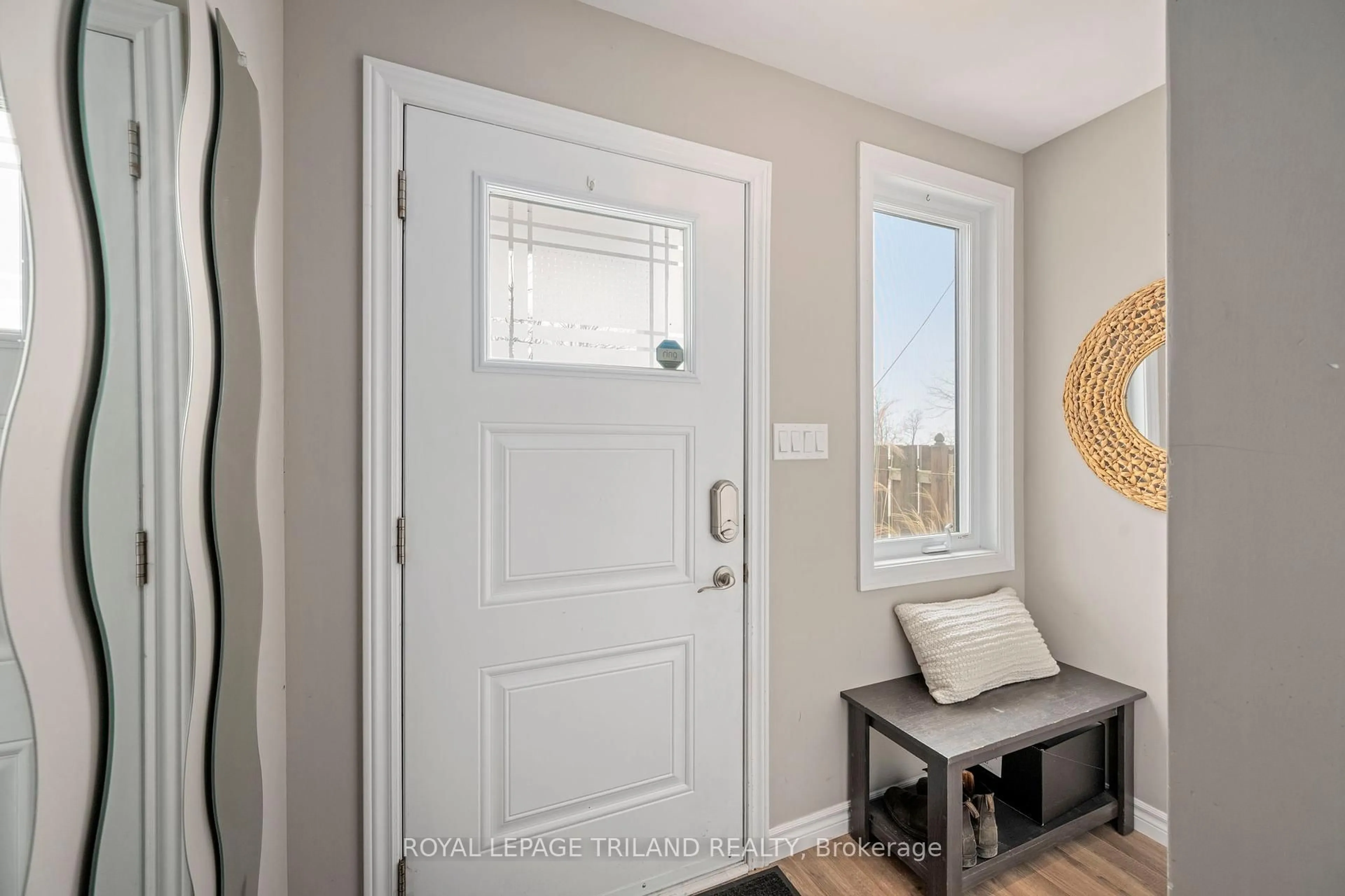 Indoor entryway for 387 FRONT St, Central Elgin Ontario N5L 1G2