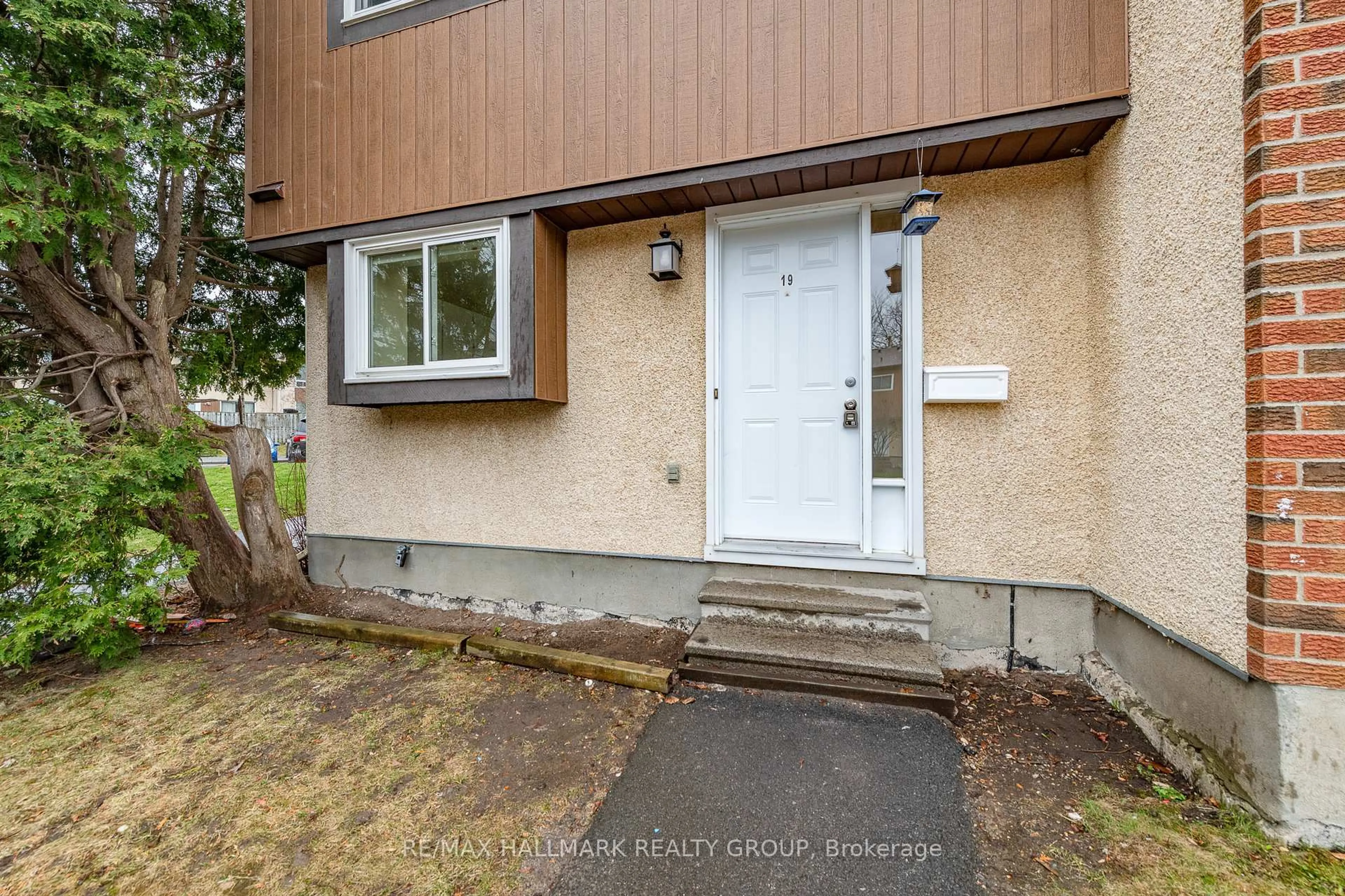 Unknown for 19 Bering Crt, Ottawa Ontario K2L 2B8