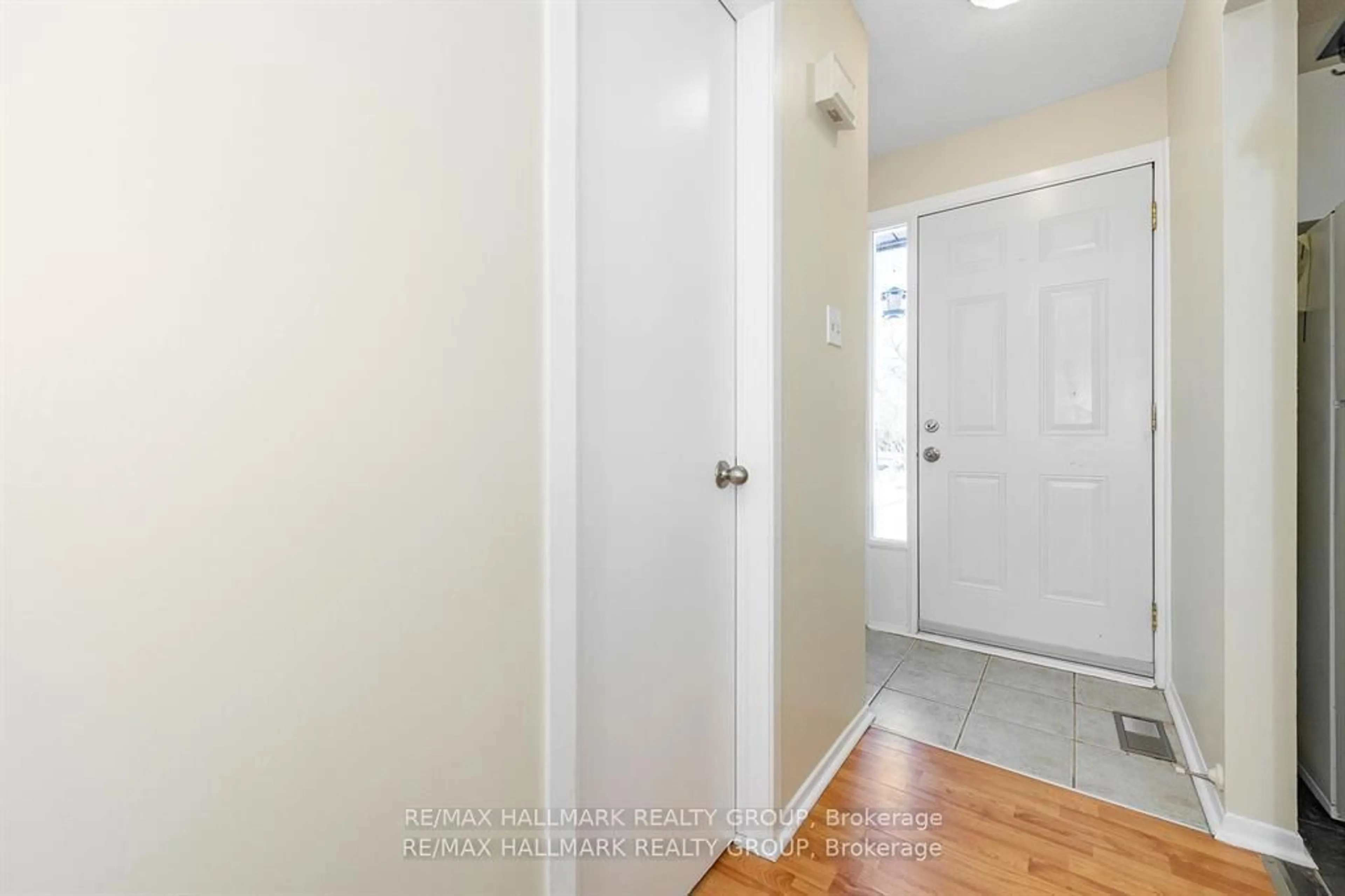 Indoor entryway for 19 Bering Crt, Ottawa Ontario K2L 2B8