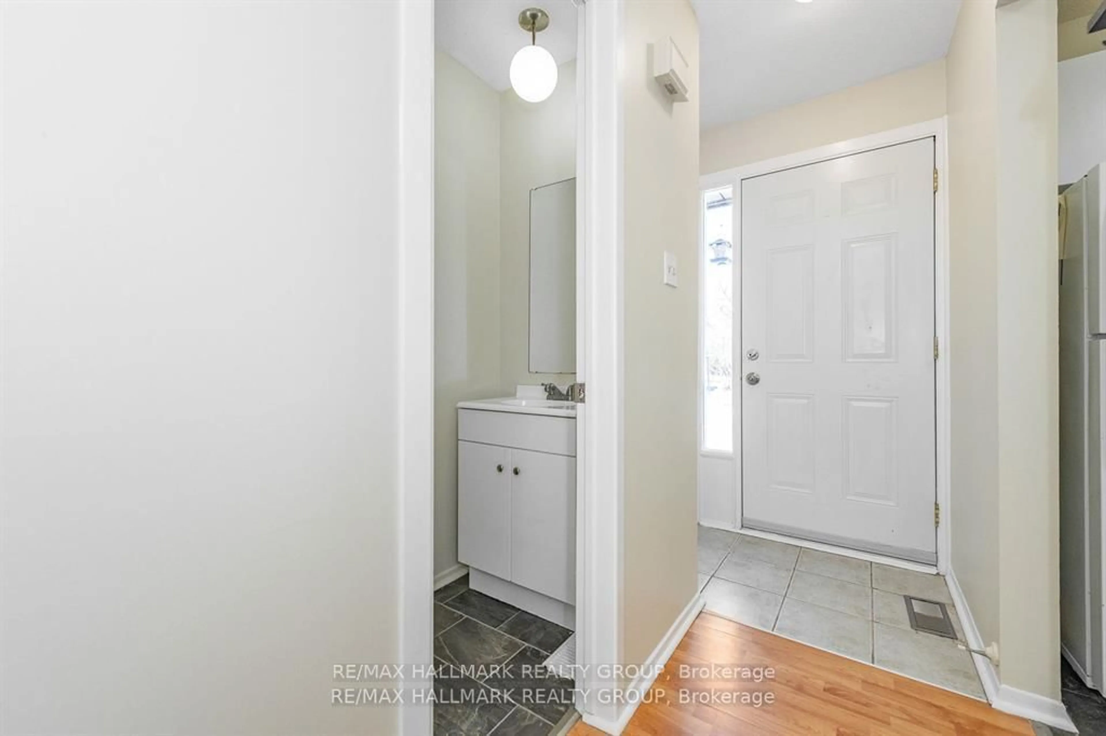 Indoor entryway for 19 Bering Crt, Ottawa Ontario K2L 2B8