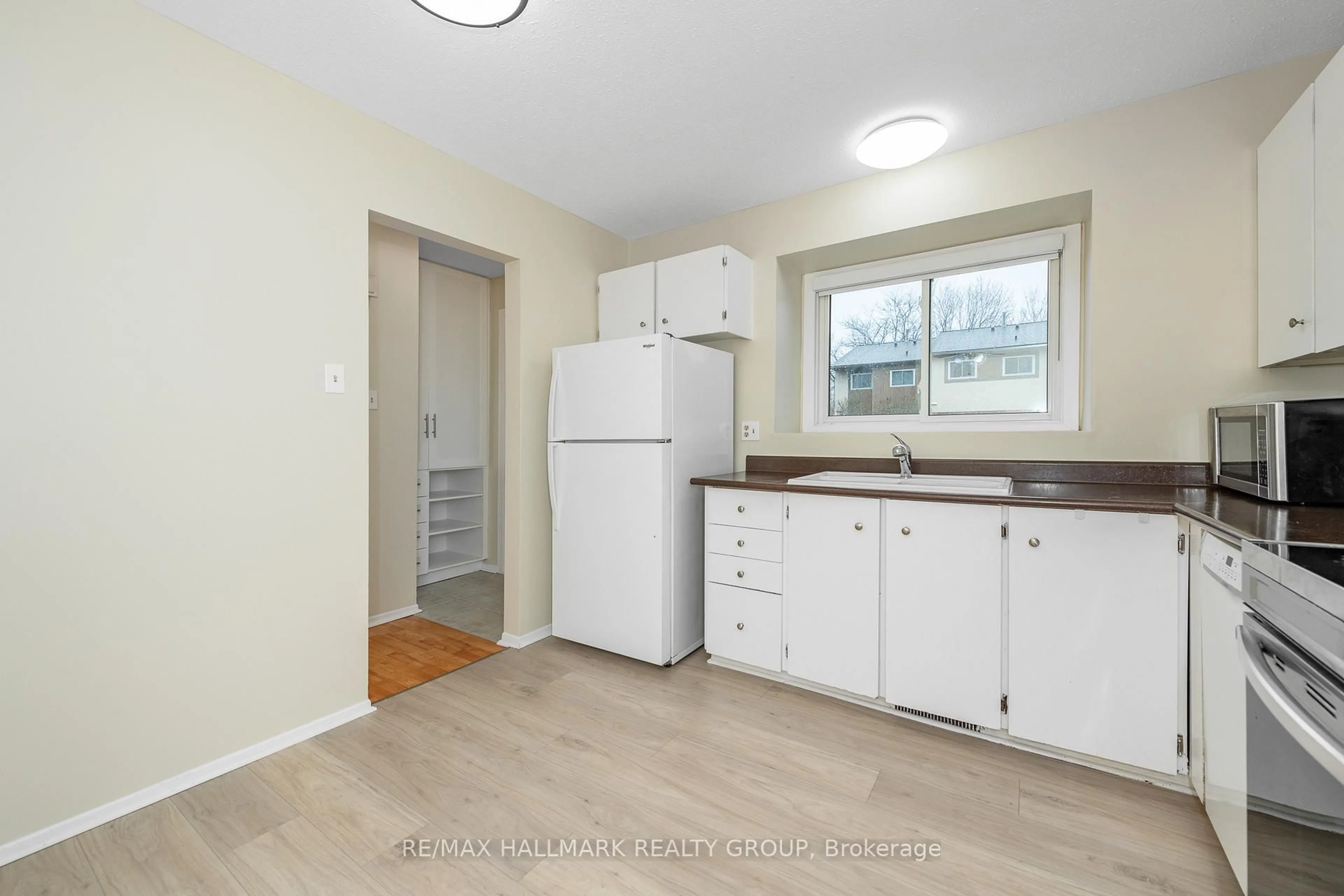 Standard kitchen, unknown for 19 Bering Crt, Ottawa Ontario K2L 2B8