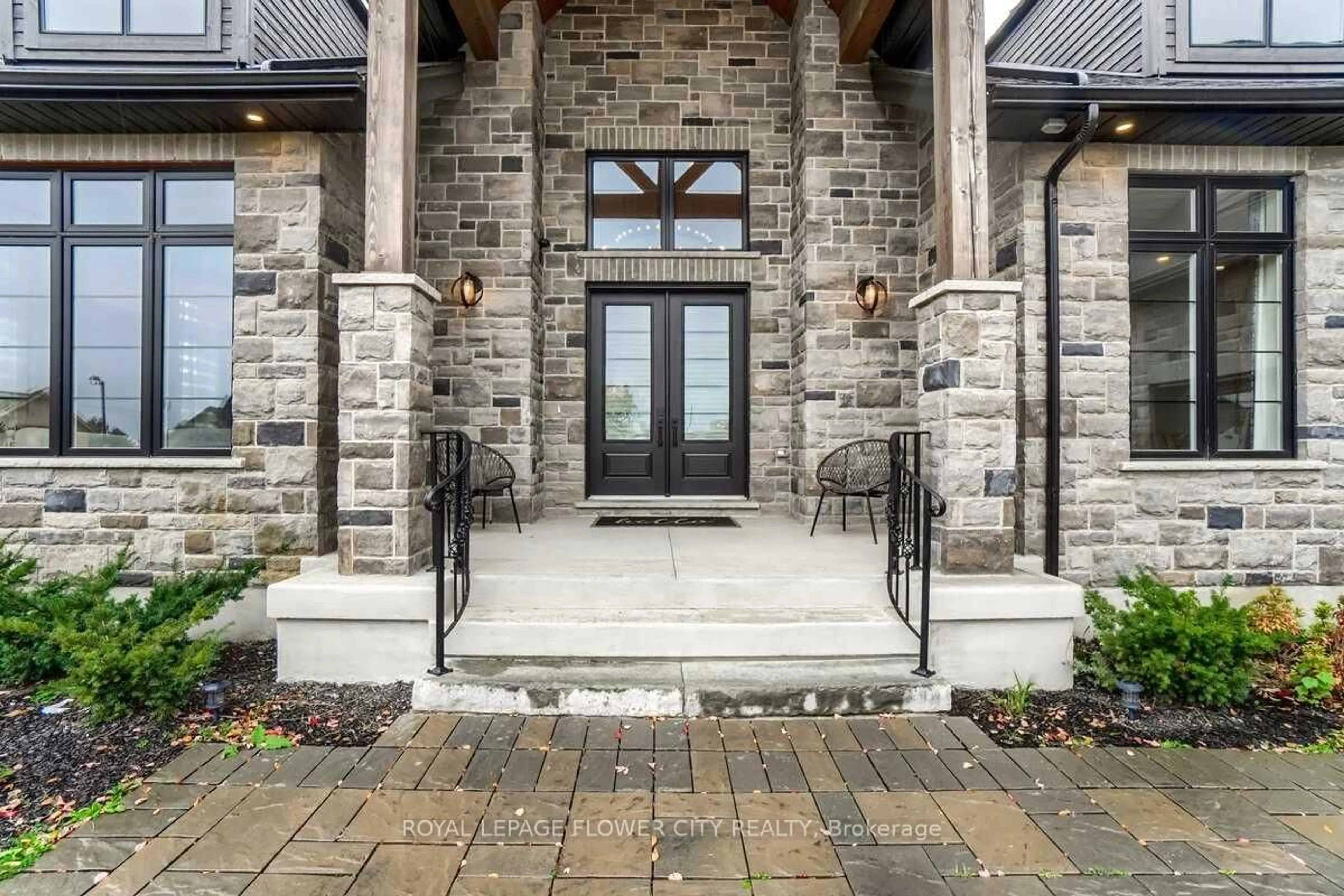 Indoor entryway for 19 Whitcombe Way, Puslinch Ontario N0B 2C0