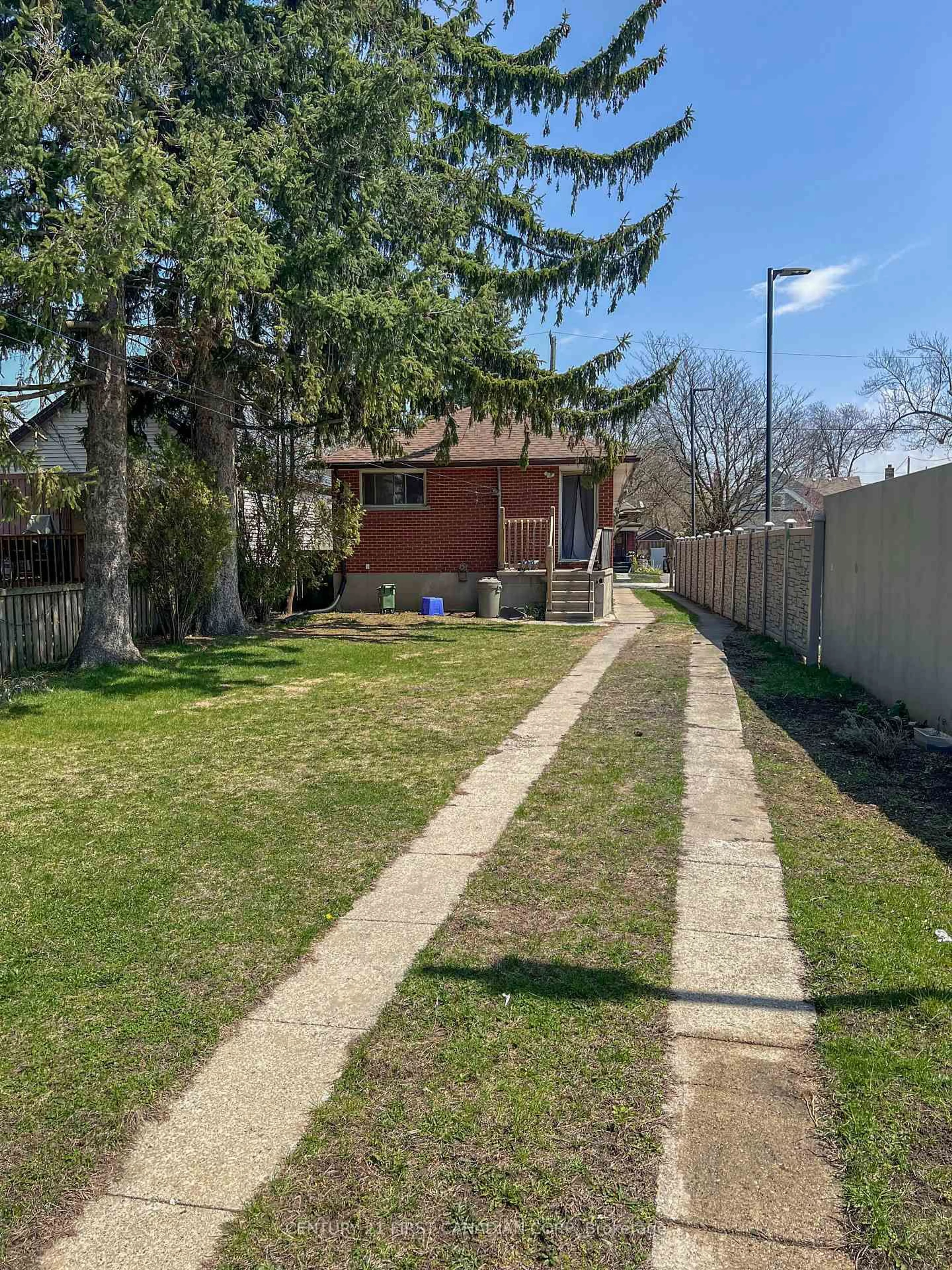 A pic from outside/outdoor area/front of a property/back of a property/a pic from drone, street for 67 Sackville St, London East Ontario N5Z 2E3