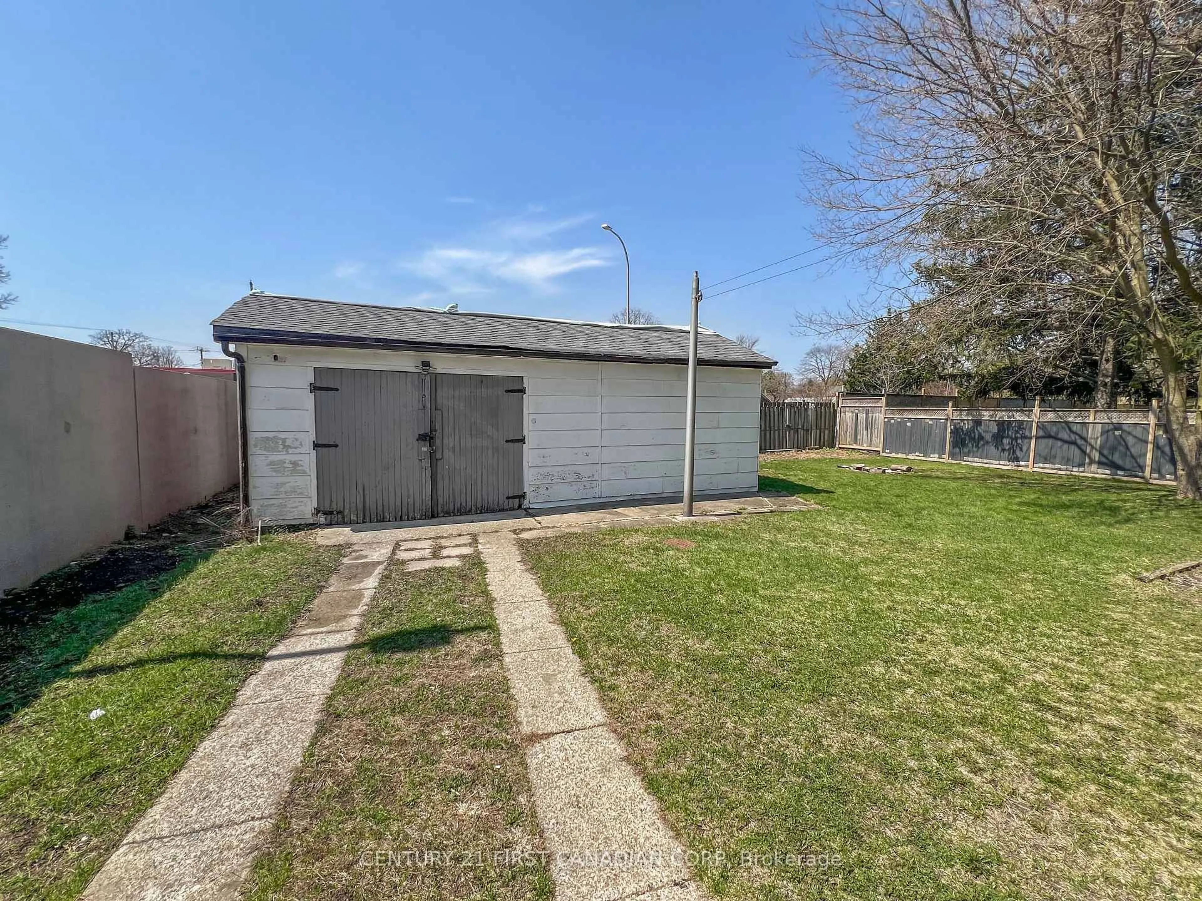 Shed for 67 Sackville St, London East Ontario N5Z 2E3