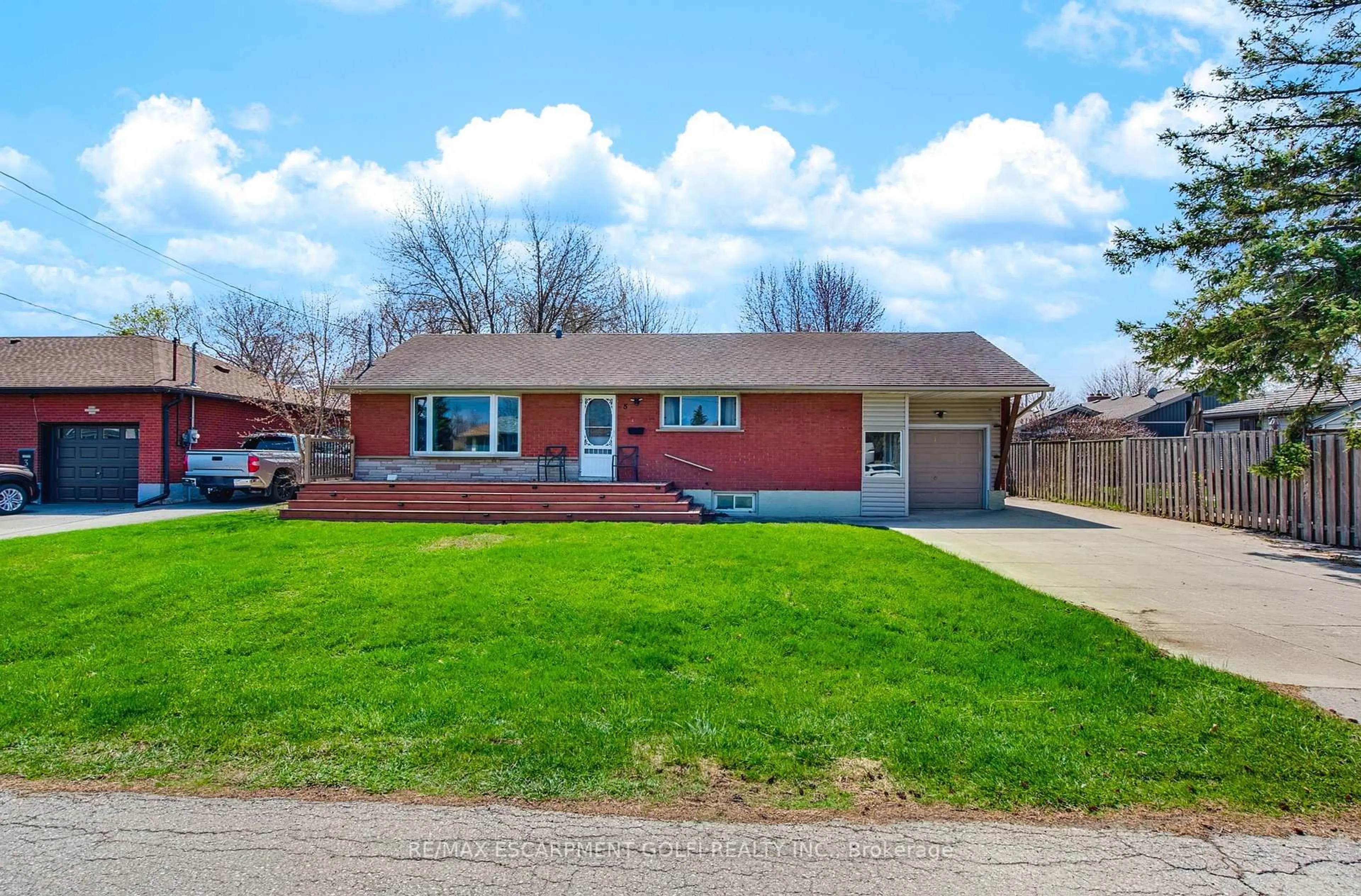 Home with brick exterior material, street for 5 Cherry Ave, Grimsby Ontario L3M 2G8