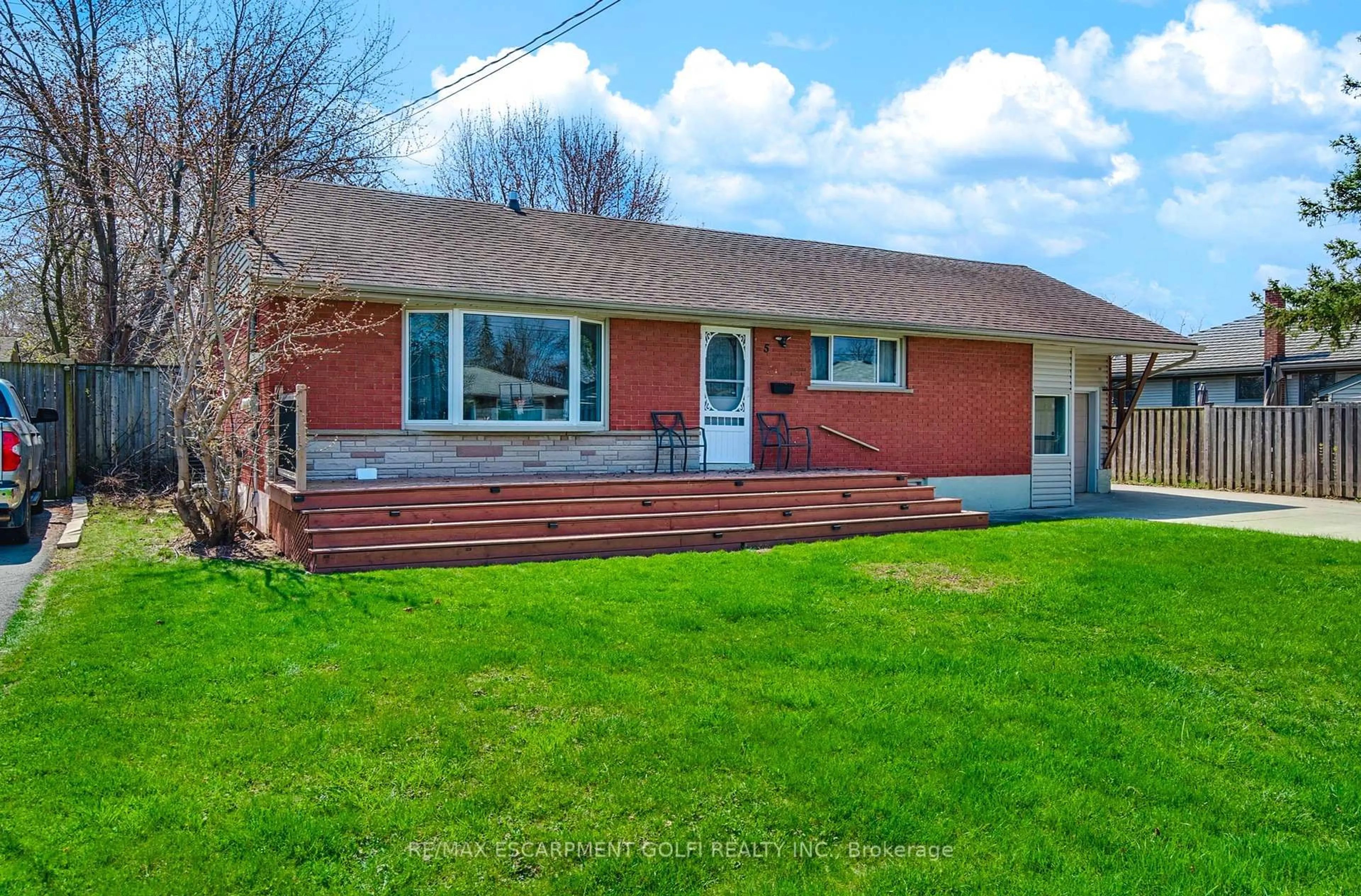 Home with vinyl exterior material, street for 5 Cherry Ave, Grimsby Ontario L3M 2G8