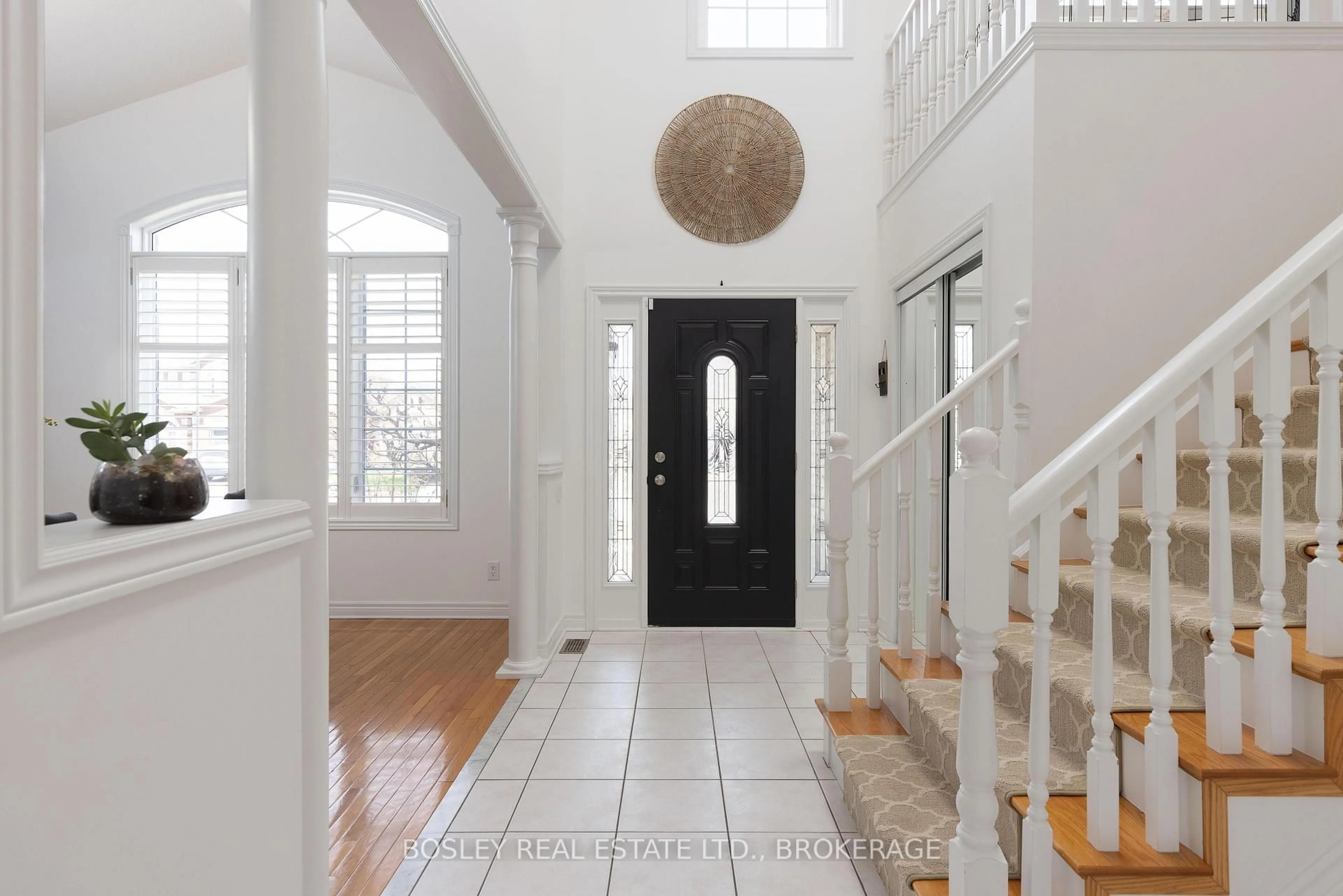 Indoor foyer for 8 Damson St, St. Catharines Ontario L2S 4B2