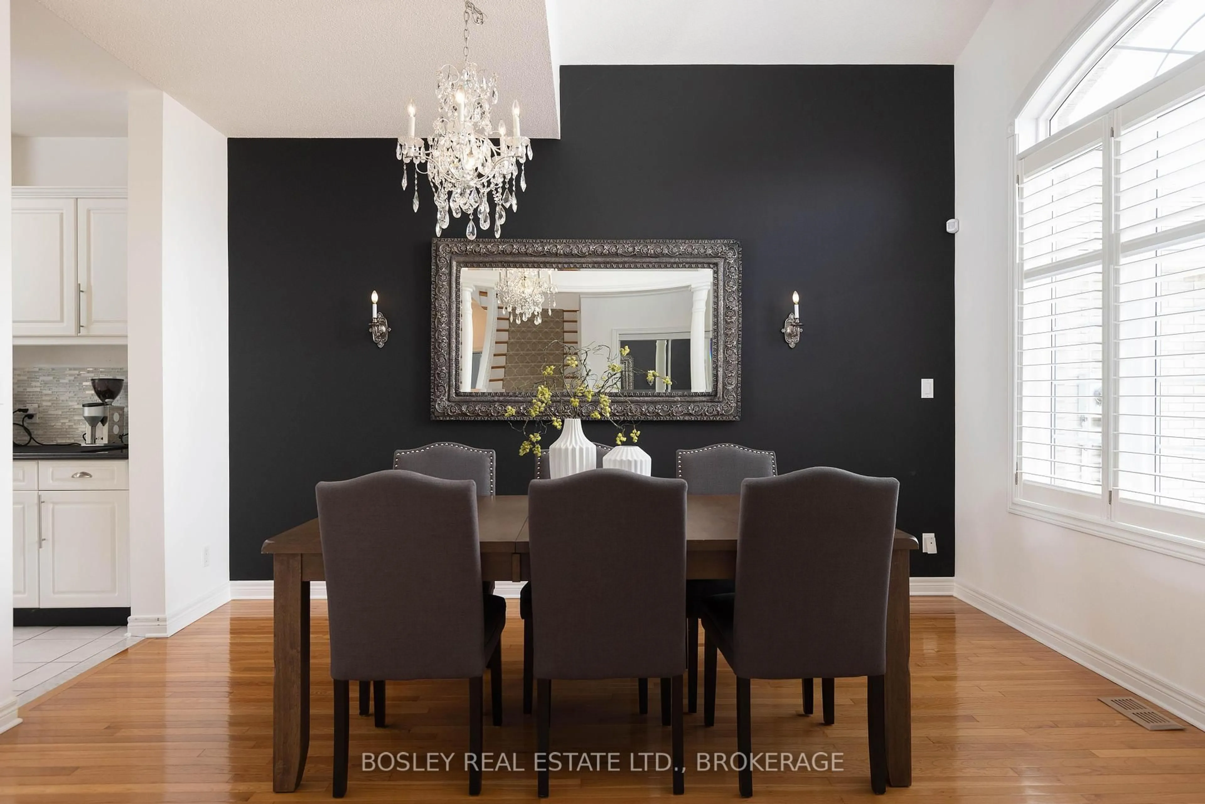 Dining room, wood/laminate floor for 8 Damson St, St. Catharines Ontario L2S 4B2