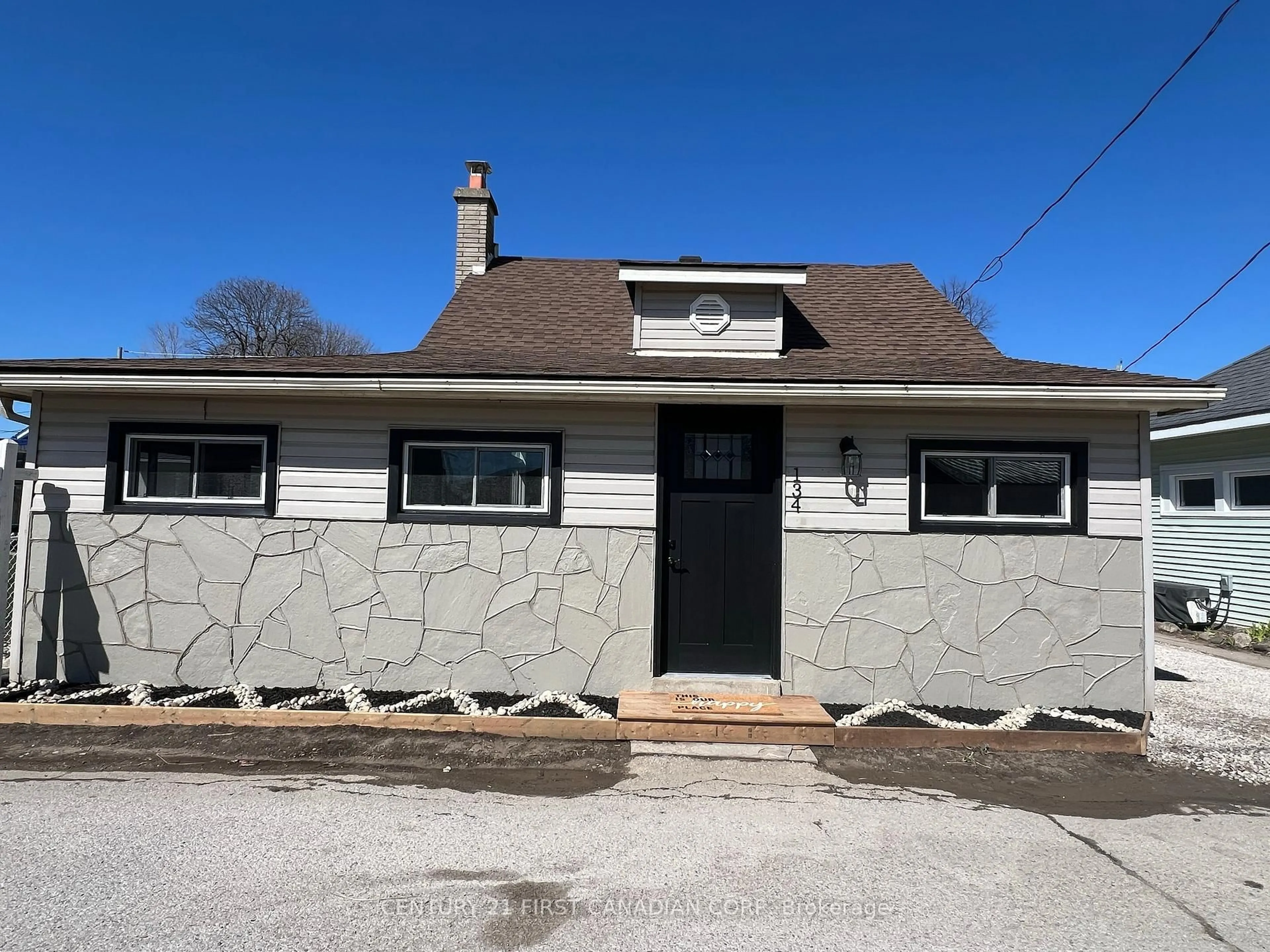 A pic from outside/outdoor area/front of a property/back of a property/a pic from drone, street for 134 Maud St, Central Elgin Ontario N5L 1C9