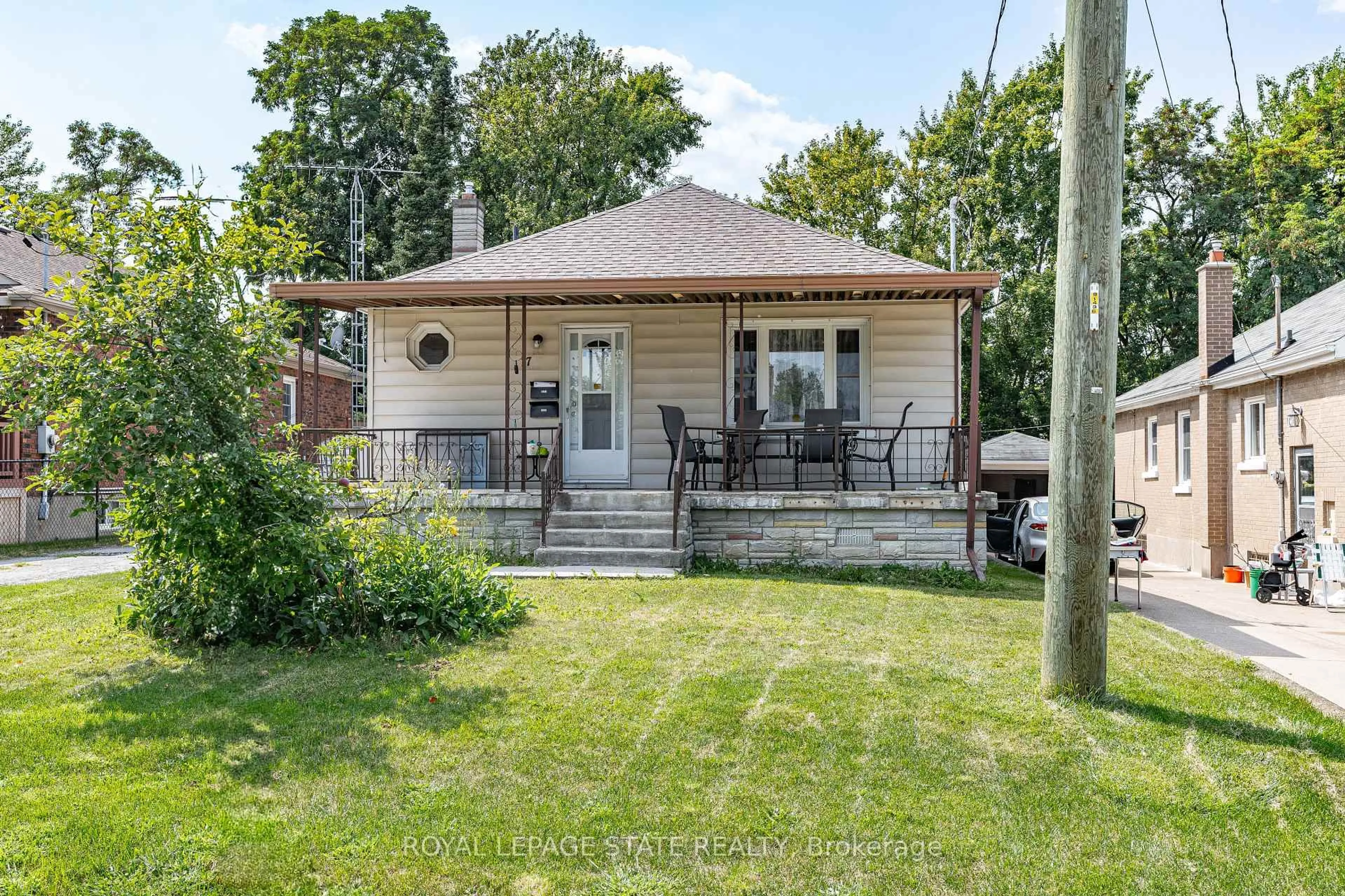 Unknown for 17 Prestwick Ave, St. Catharines Ontario L2P 2E5