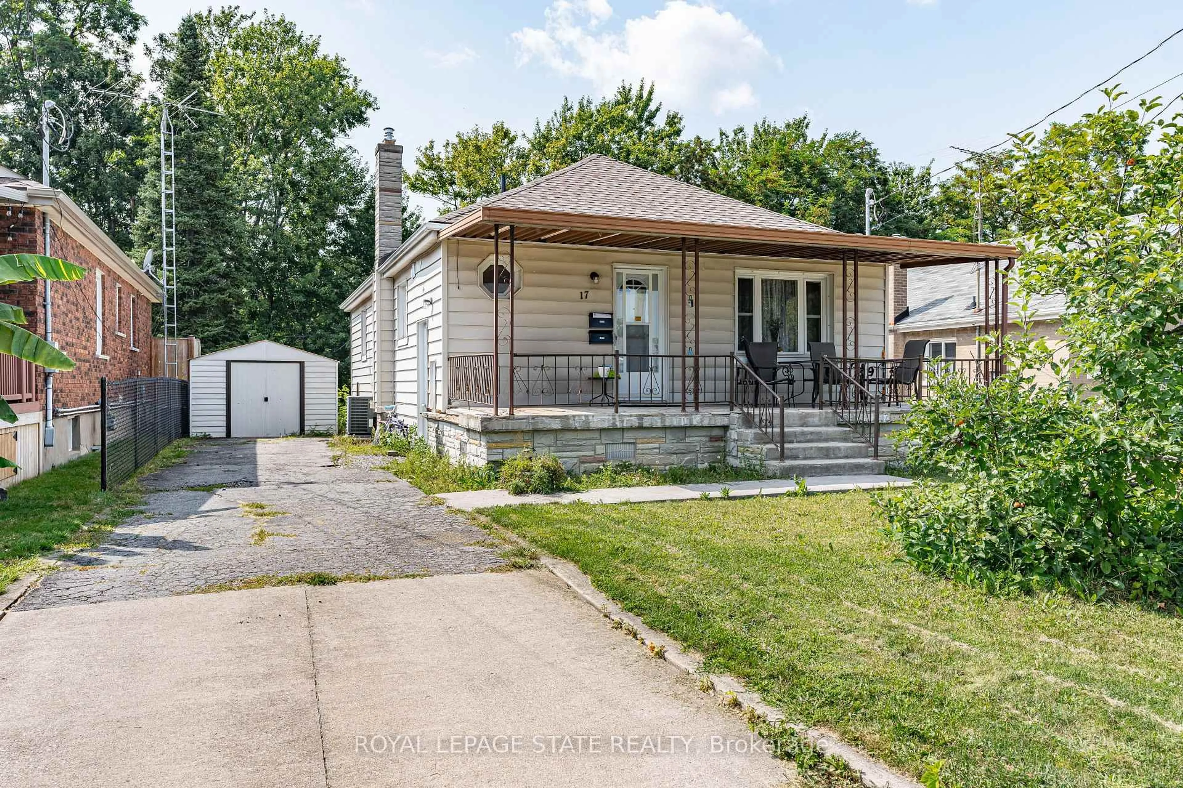 A pic from outside/outdoor area/front of a property/back of a property/a pic from drone, street for 17 Prestwick Ave, St. Catharines Ontario L2P 2E5