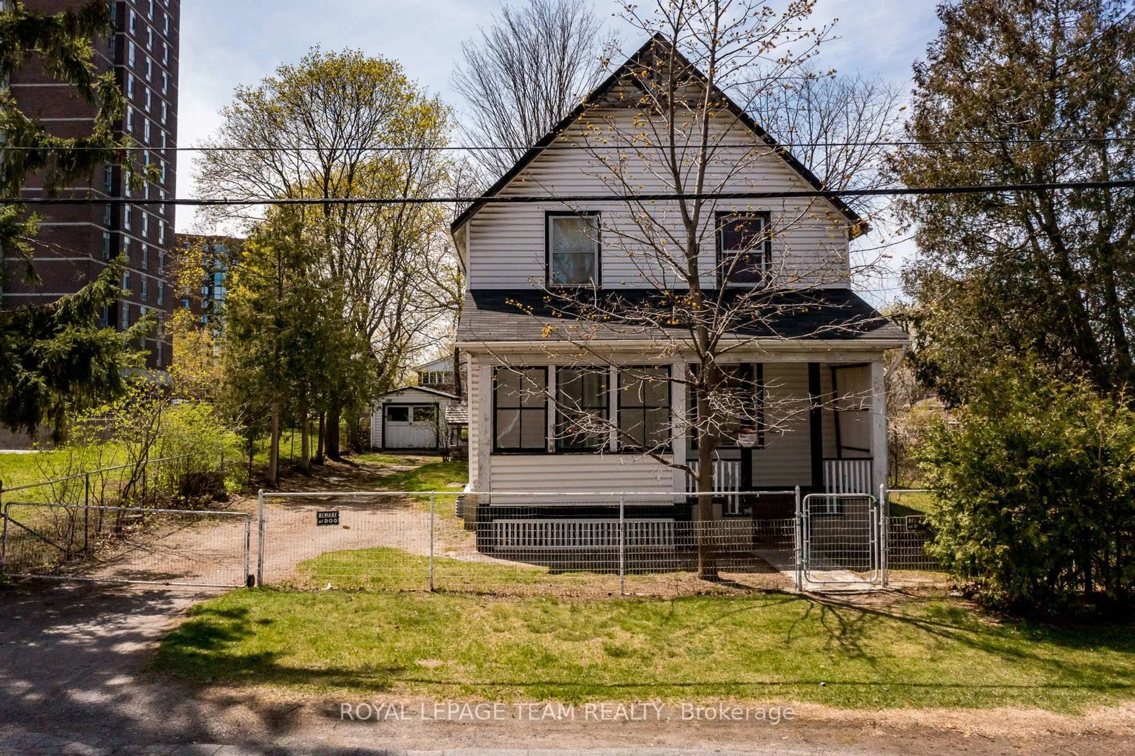 A pic from outside/outdoor area/front of a property/back of a property/a pic from drone, street for 830 HIGH St, Ottawa Ontario K2B 6C4