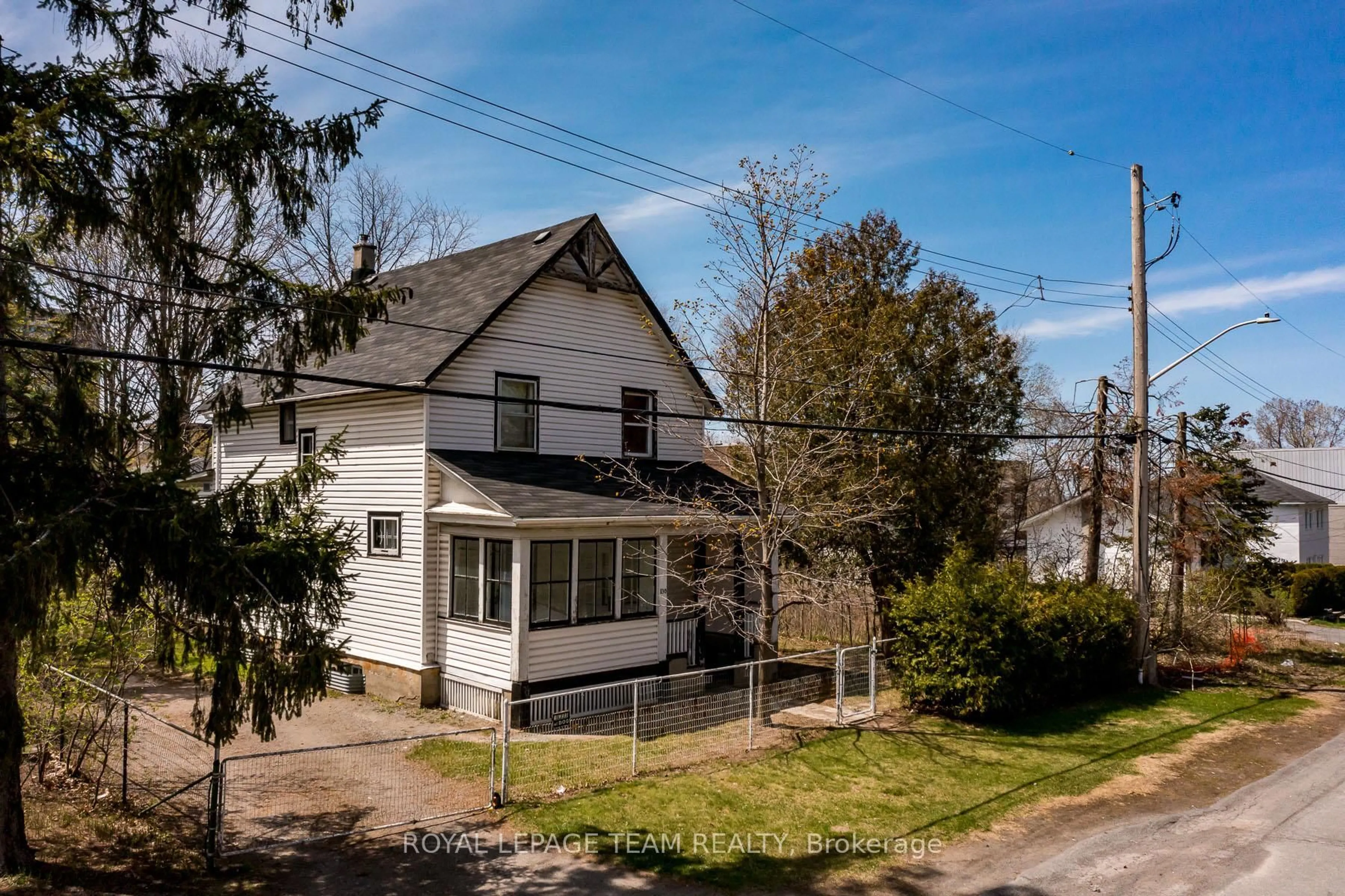 A pic from outside/outdoor area/front of a property/back of a property/a pic from drone, street for 830 HIGH St, Ottawa Ontario K2B 6C4