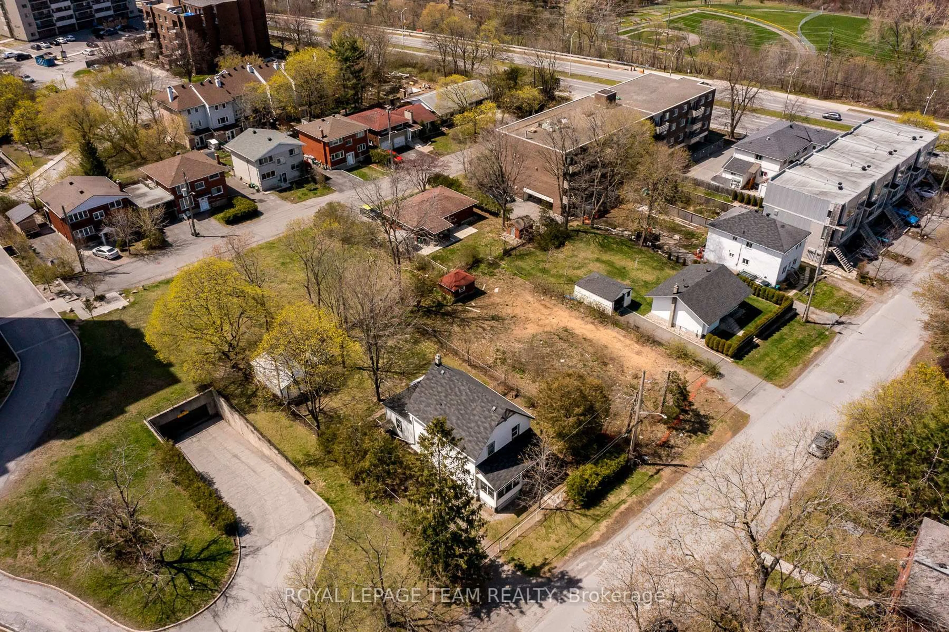 A pic from outside/outdoor area/front of a property/back of a property/a pic from drone, street for 830 HIGH St, Ottawa Ontario K2B 6C4
