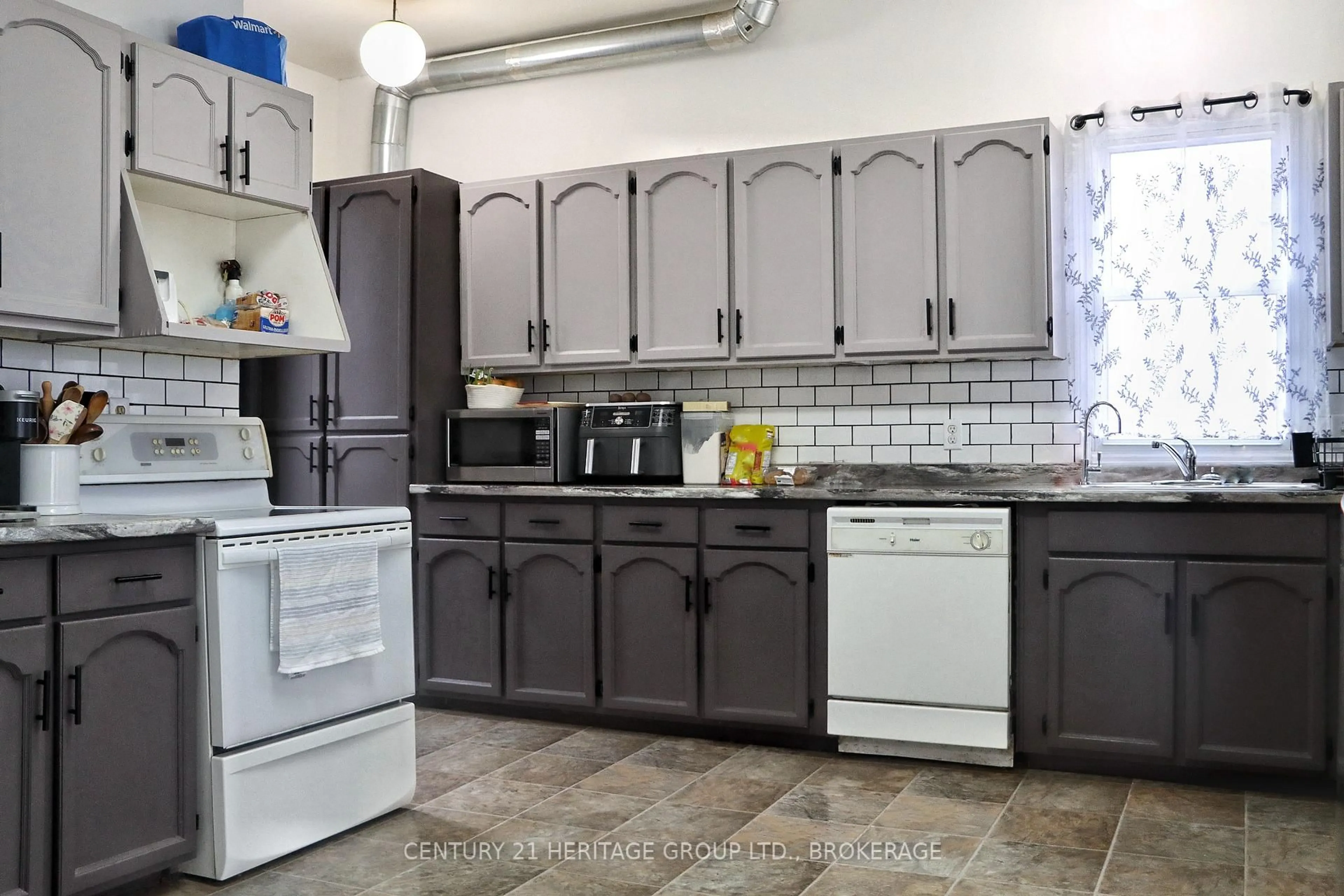Standard kitchen, ceramic/tile floor for 124 Centre St, Deseronto Ontario K0K 1X0