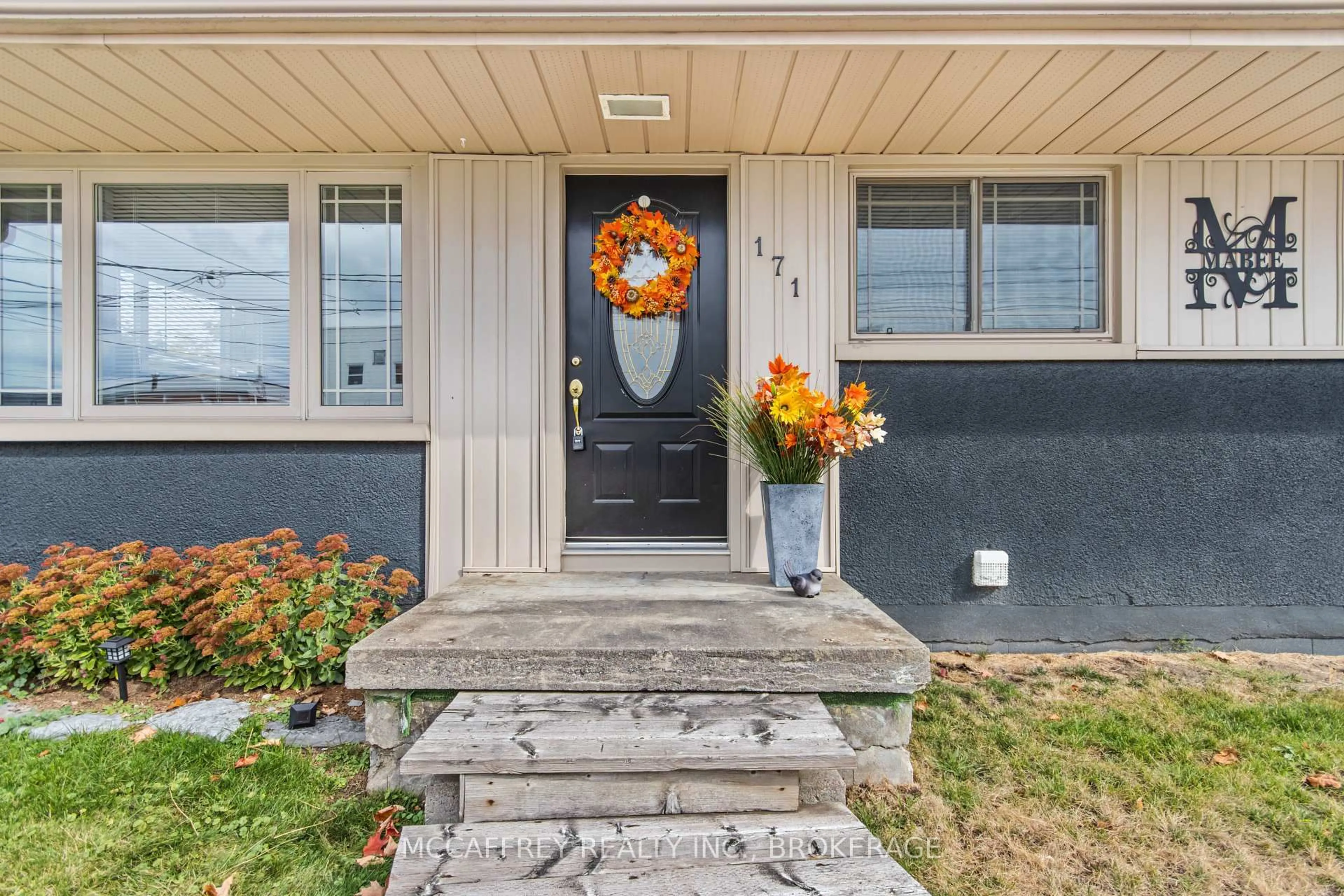 Indoor entryway for 171 York St, Greater Napanee Ontario K7R 2Y8