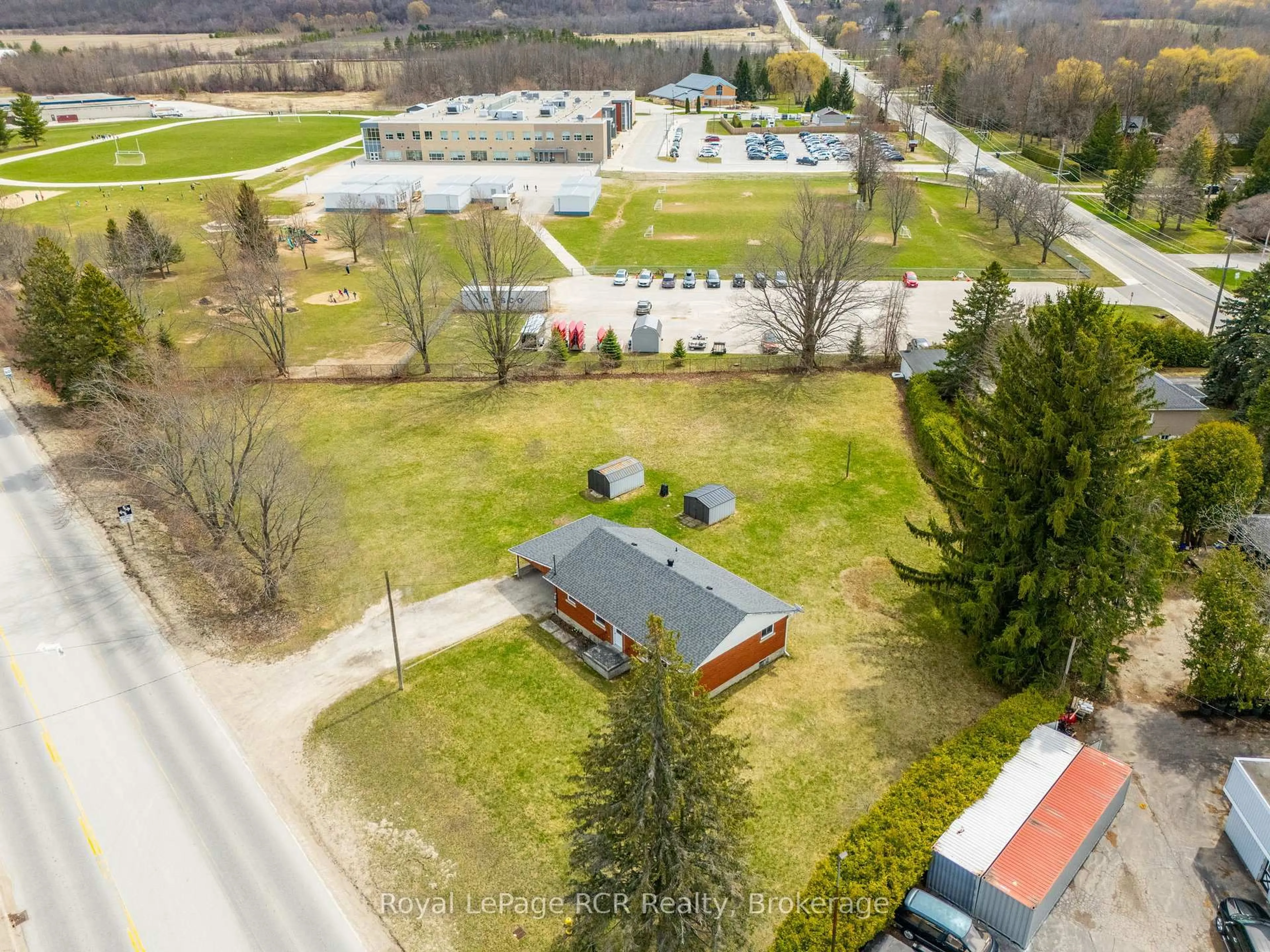 A pic from outside/outdoor area/front of a property/back of a property/a pic from drone, unknown for 456 Sykes St, Meaford Ontario N4L 1C6