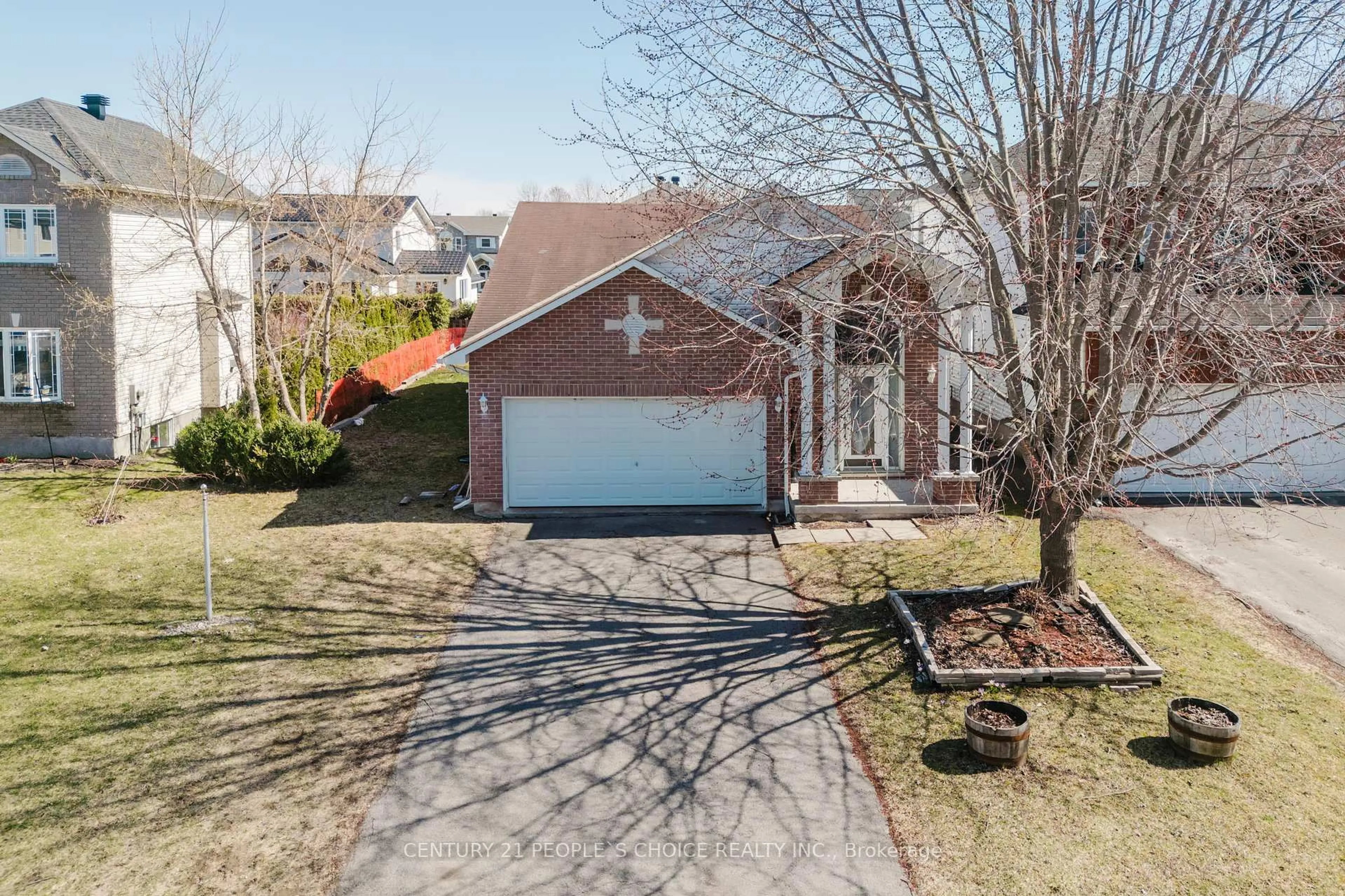 A pic from outside/outdoor area/front of a property/back of a property/a pic from drone, street for 8 Lancelot St, Russell Ontario K0A 1W0