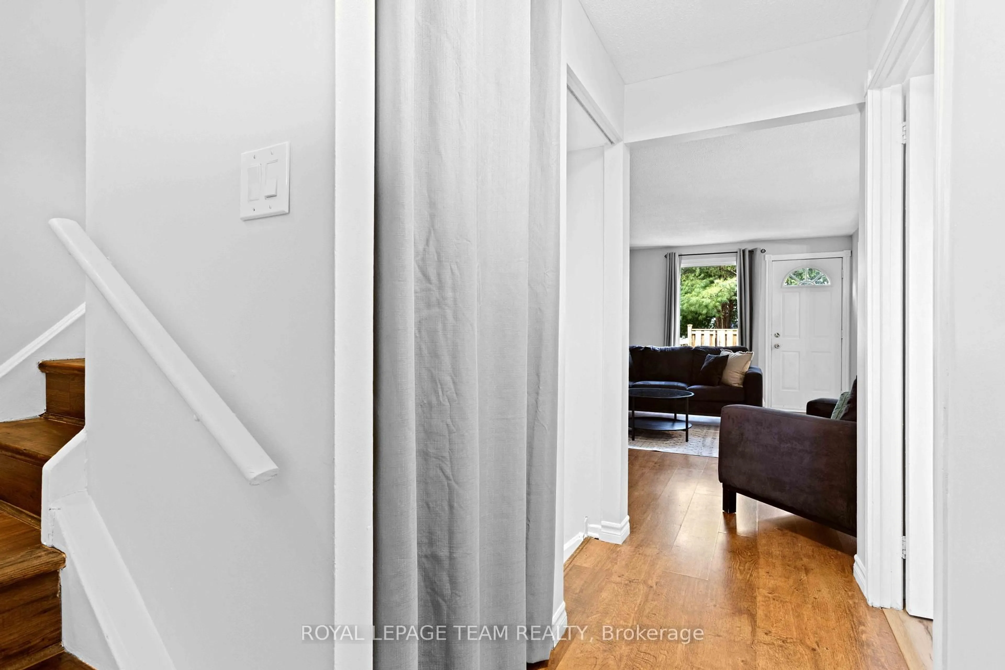Indoor foyer for 243 Thistledown Crt #33, Ottawa Ontario K2J 1N1