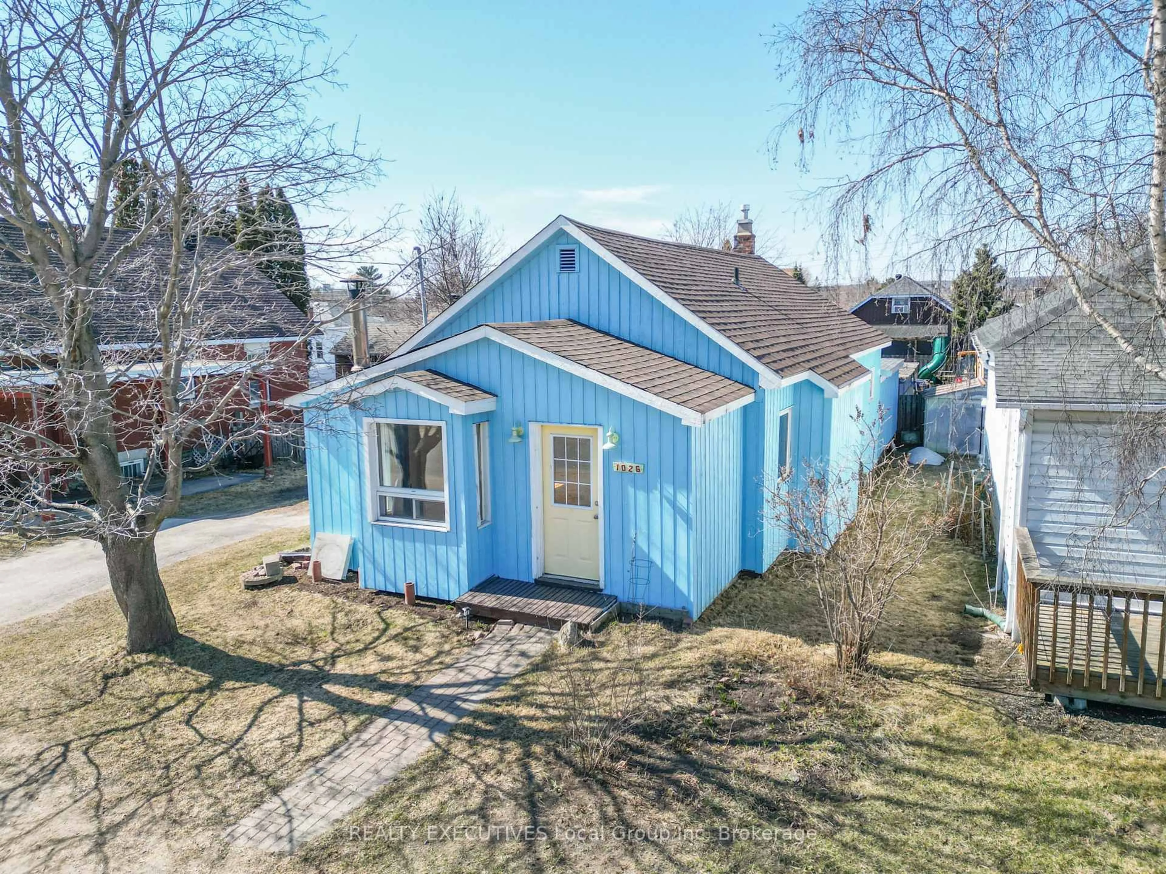 A pic from outside/outdoor area/front of a property/back of a property/a pic from drone, street for 1026 Regina St, North Bay Ontario P1B 2K9