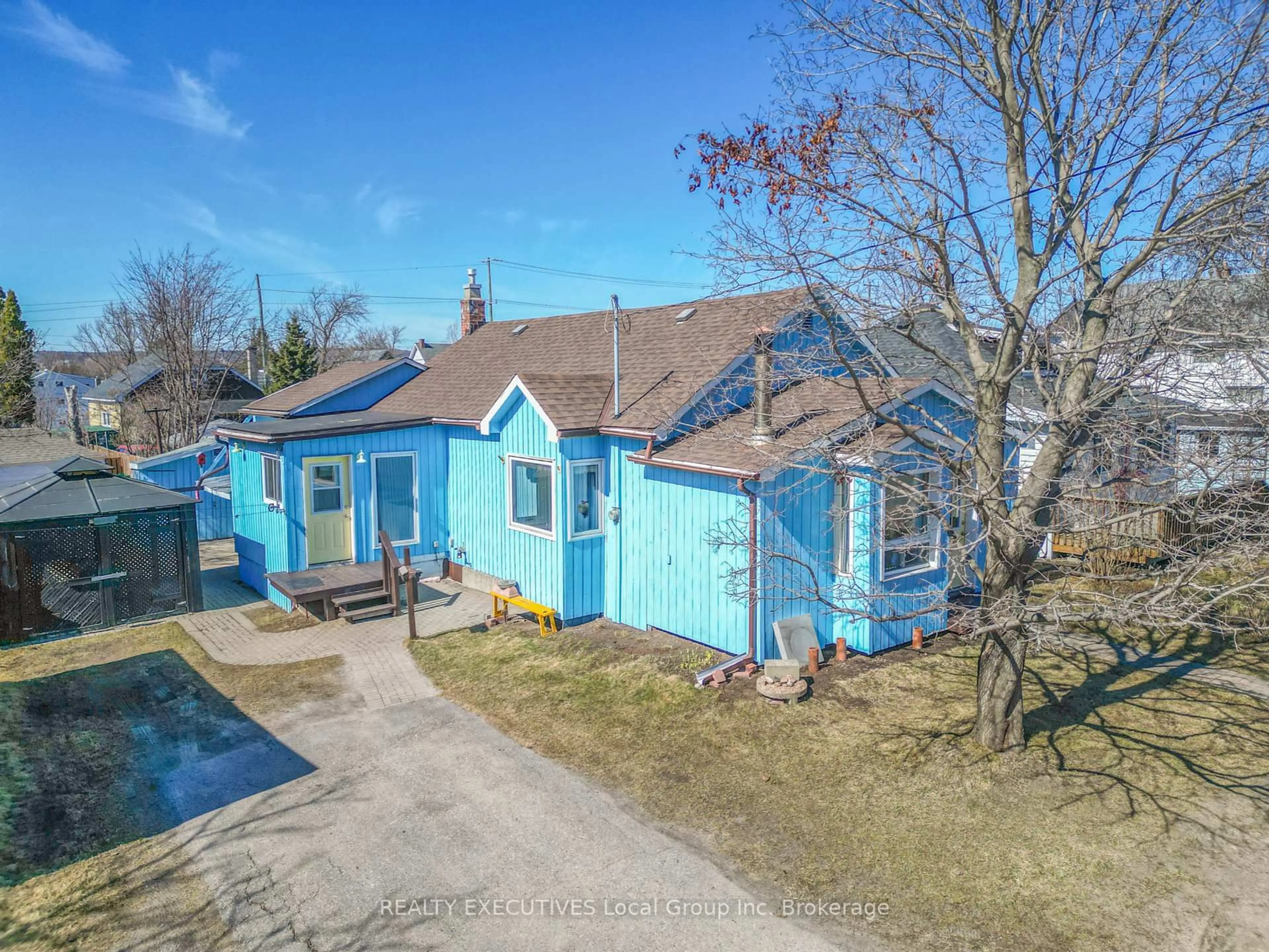 A pic from outside/outdoor area/front of a property/back of a property/a pic from drone, street for 1026 Regina St, North Bay Ontario P1B 2K9