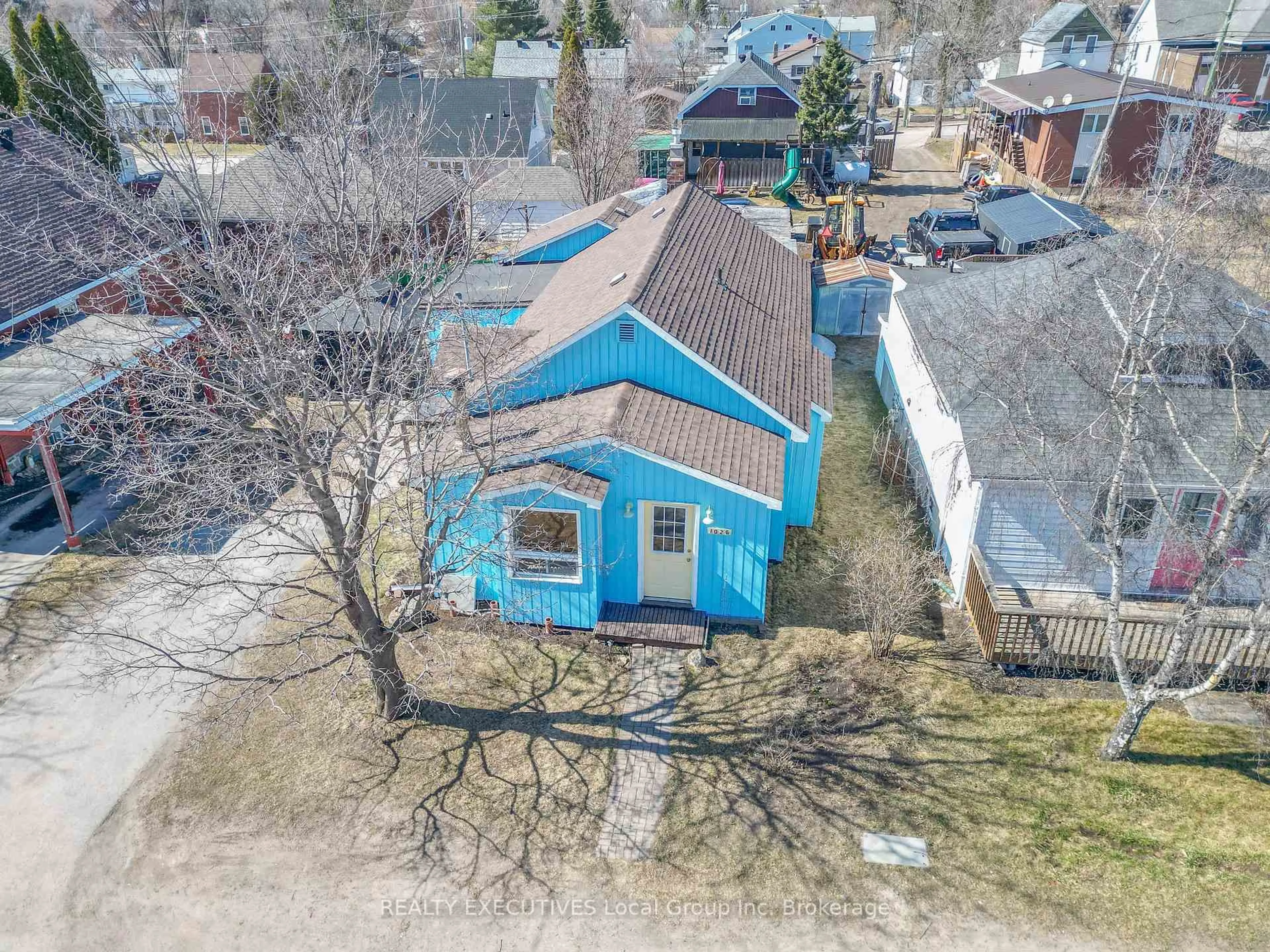 A pic from outside/outdoor area/front of a property/back of a property/a pic from drone, street for 1026 Regina St, North Bay Ontario P1B 2K9