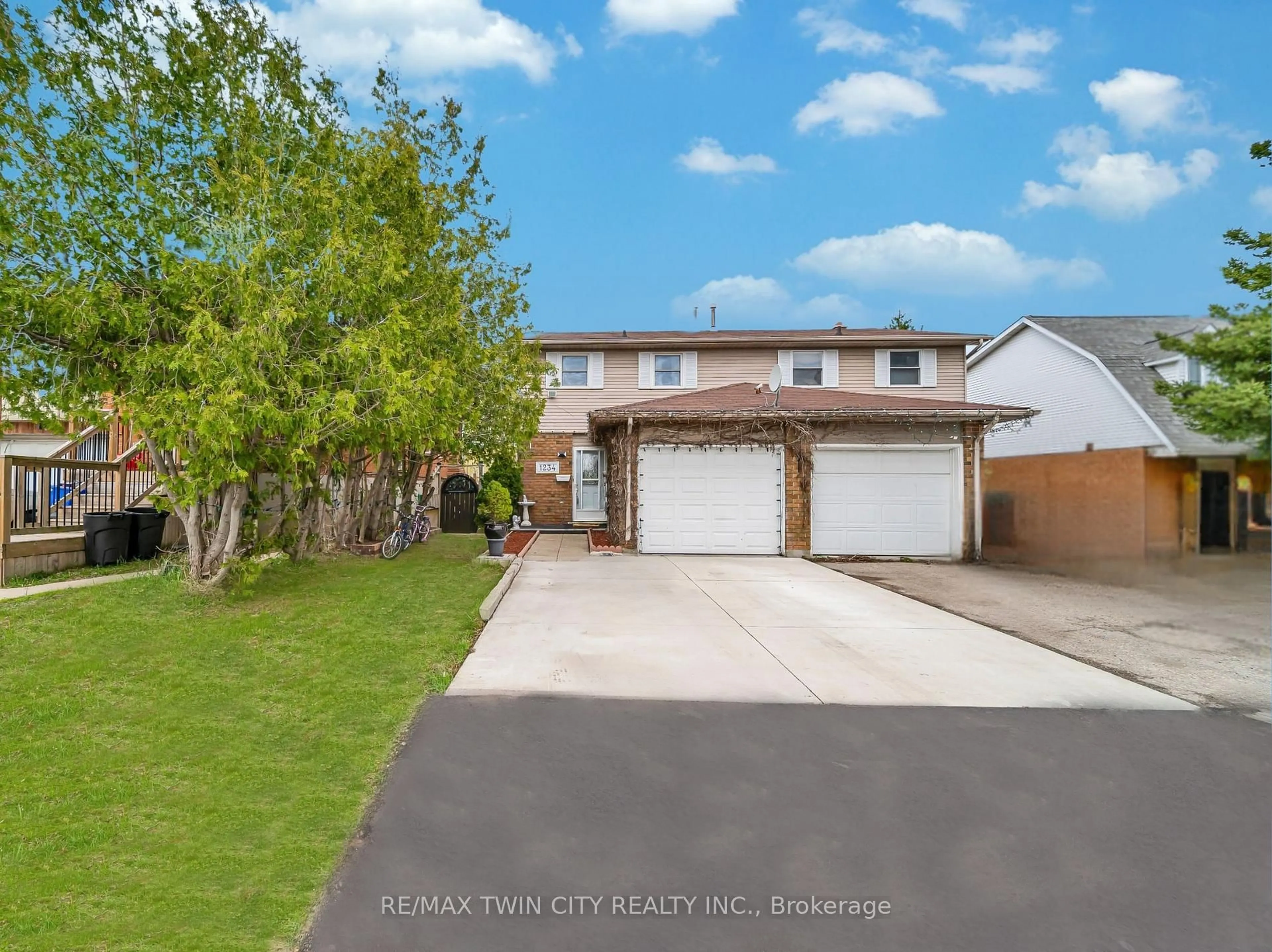 A pic from outside/outdoor area/front of a property/back of a property/a pic from drone, street for 1234 Ottawa St, Kitchener Ontario N2E 1L8