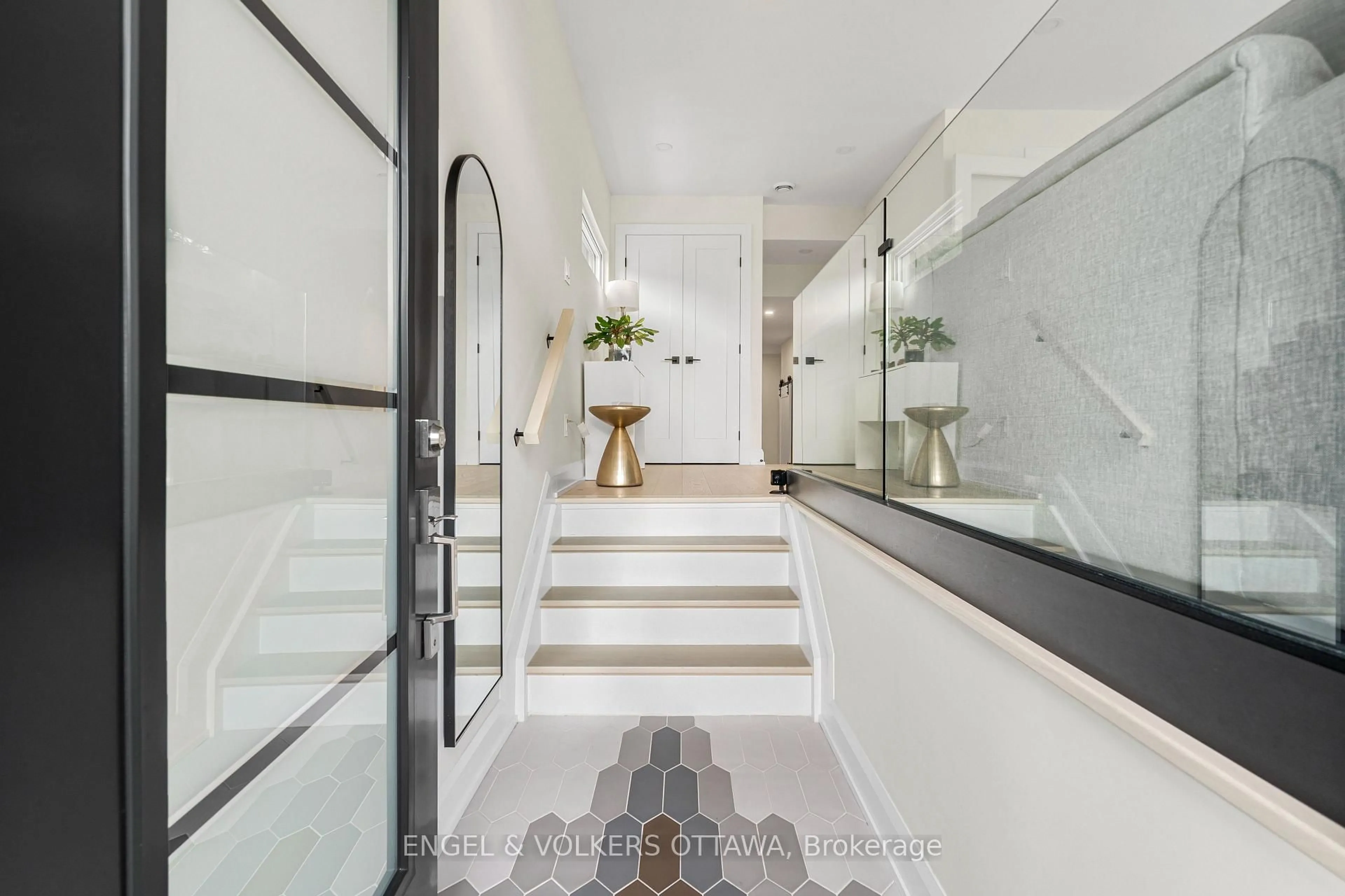 Indoor foyer for 527 BROADHEAD Ave, Ottawa Ontario K1Z 5R9