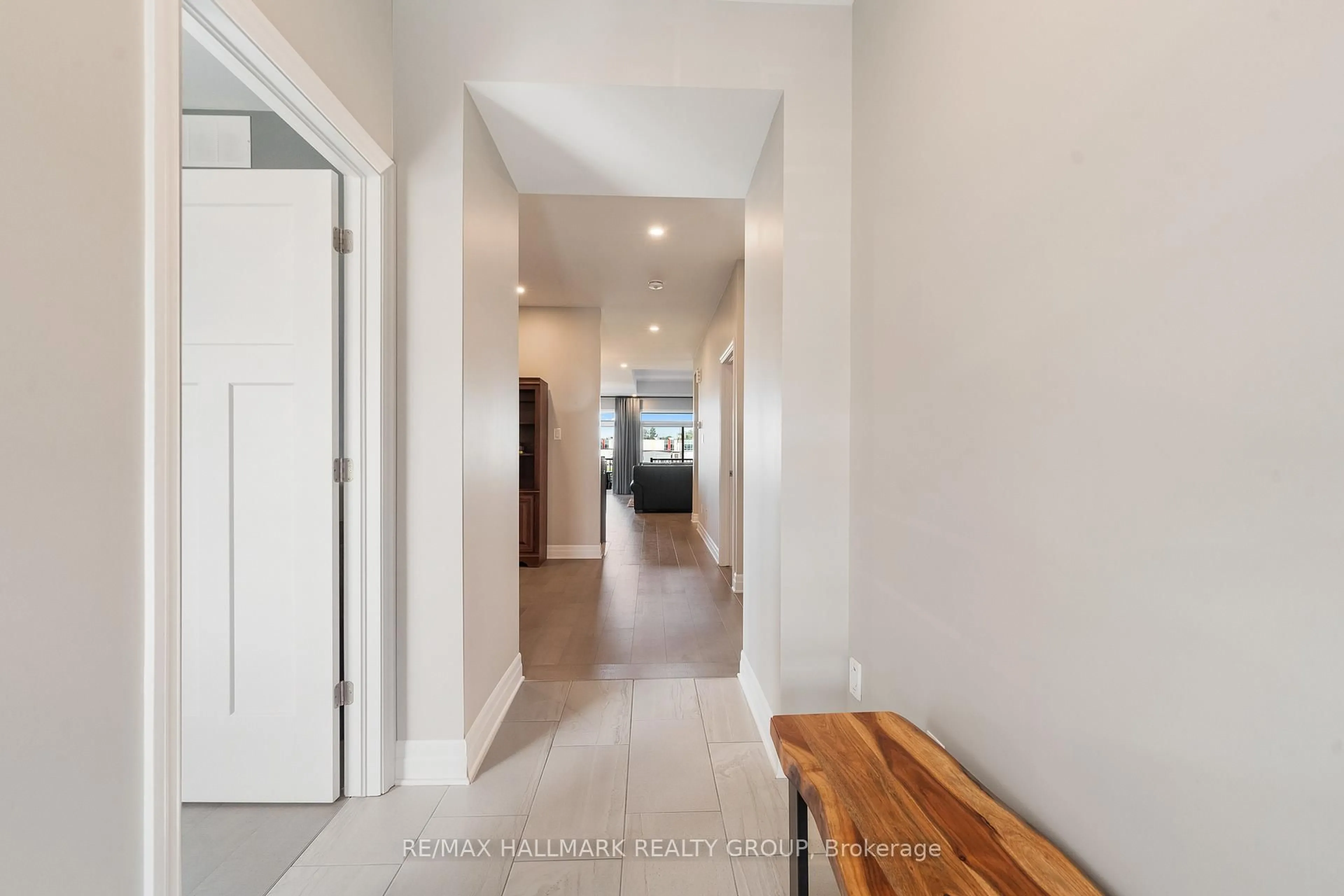 Indoor entryway for 614 GENDARME Circ, Orleans Ontario K1W 0R1