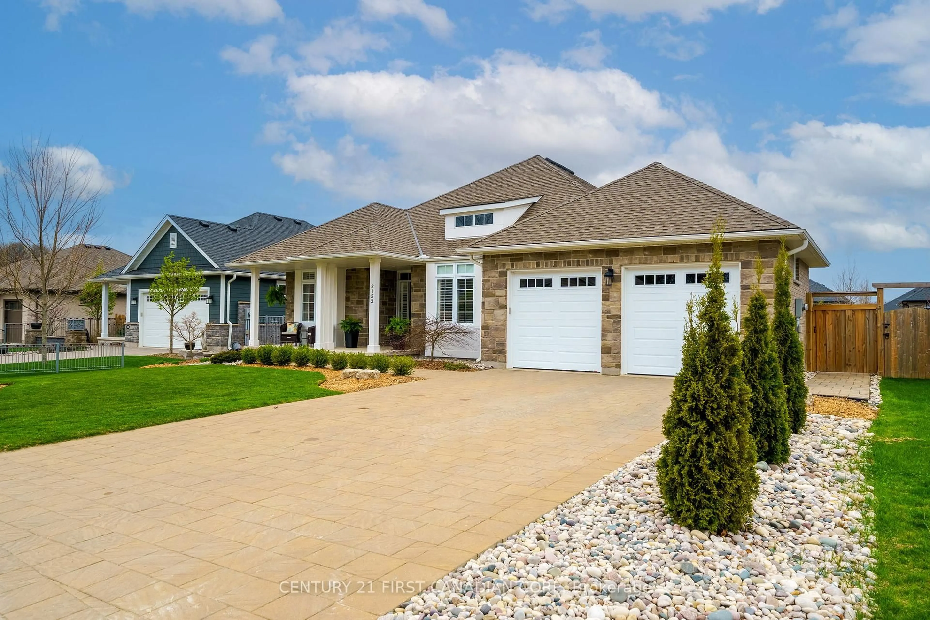 Home with vinyl exterior material, street for 2152 Lockwood Cres, Strathroy Caradoc Ontario N0L 1W0