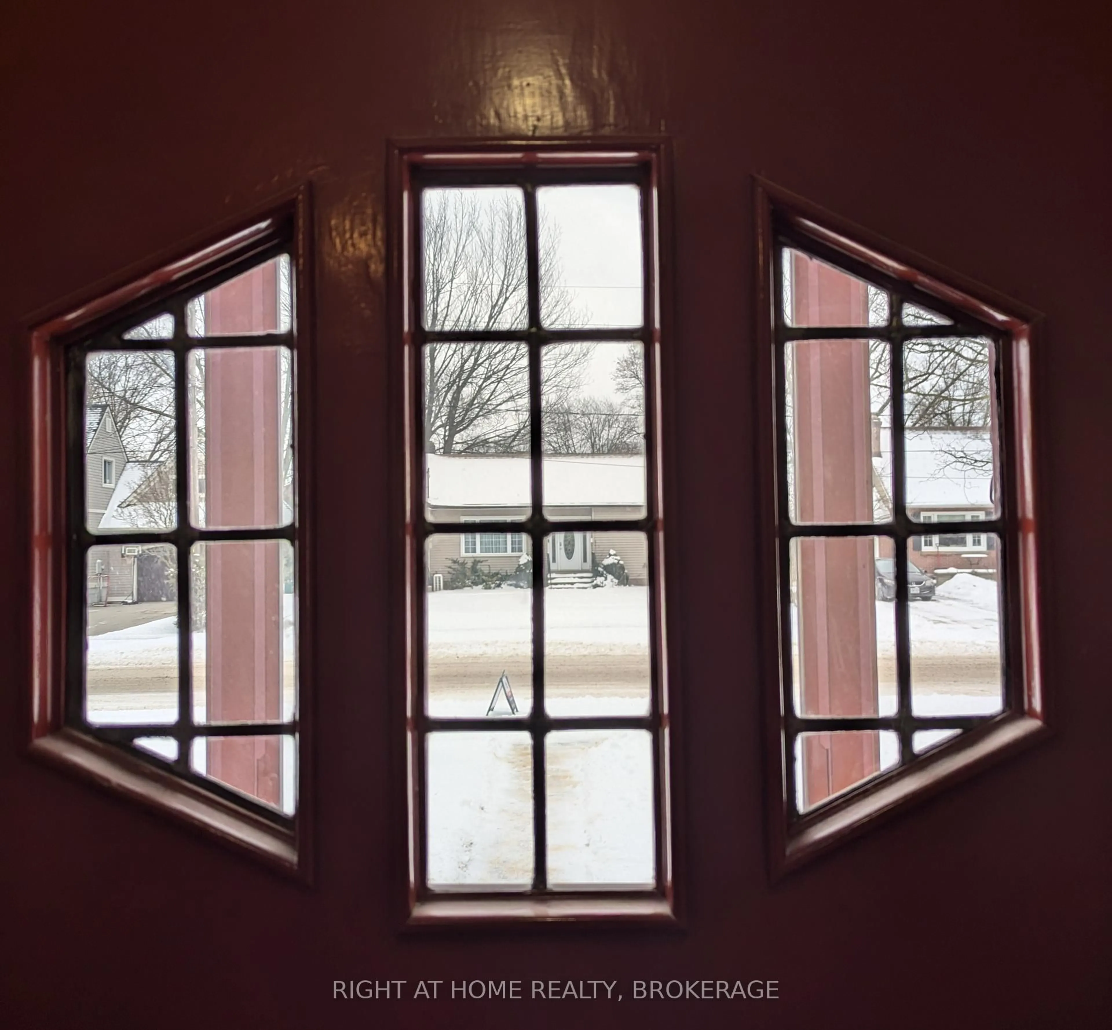 Indoor entryway for 57 Edgar St, Welland Ontario L3C 1S6