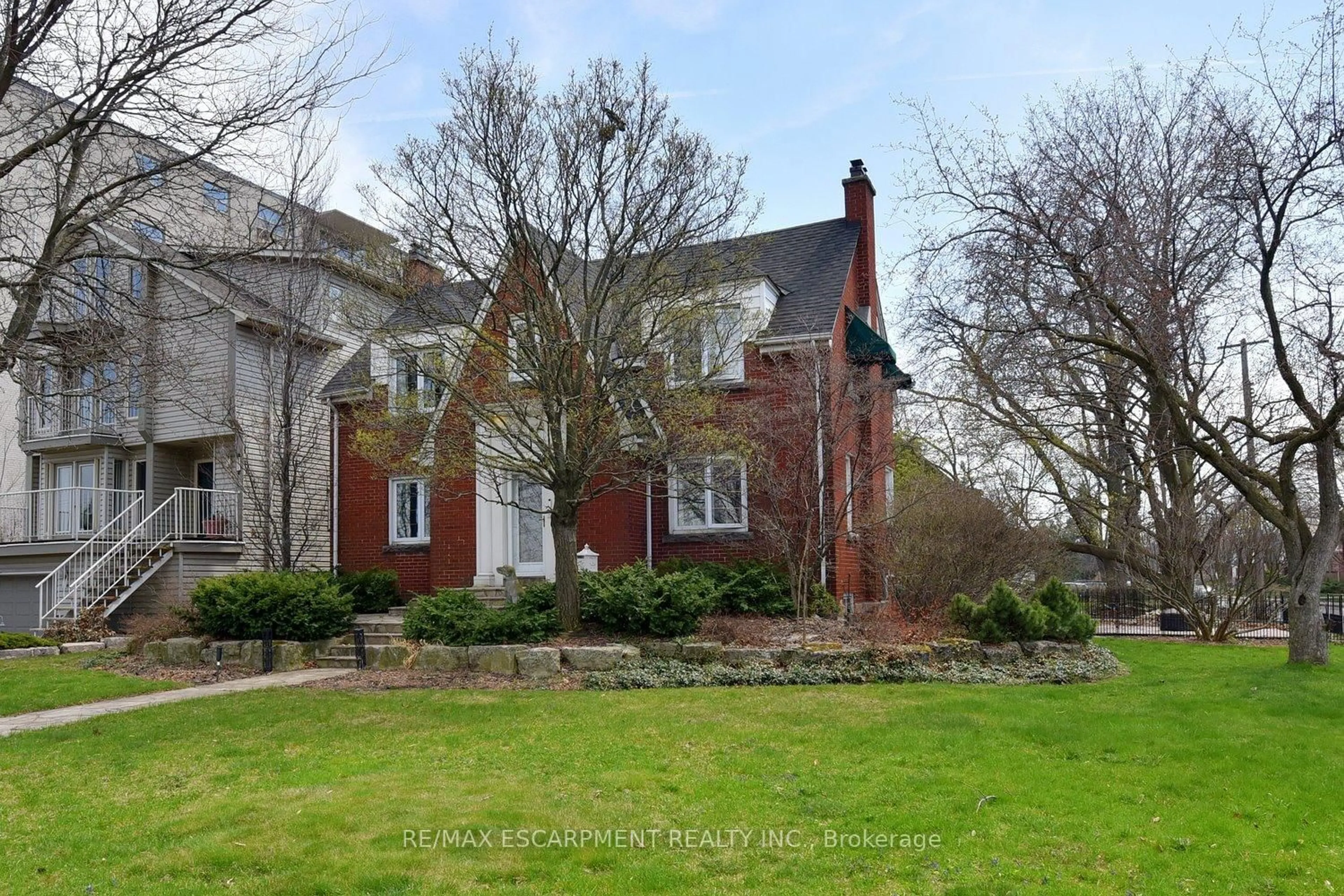 Home with brick exterior material, street for 200 Concession St, Hamilton Ontario L9A 1A9