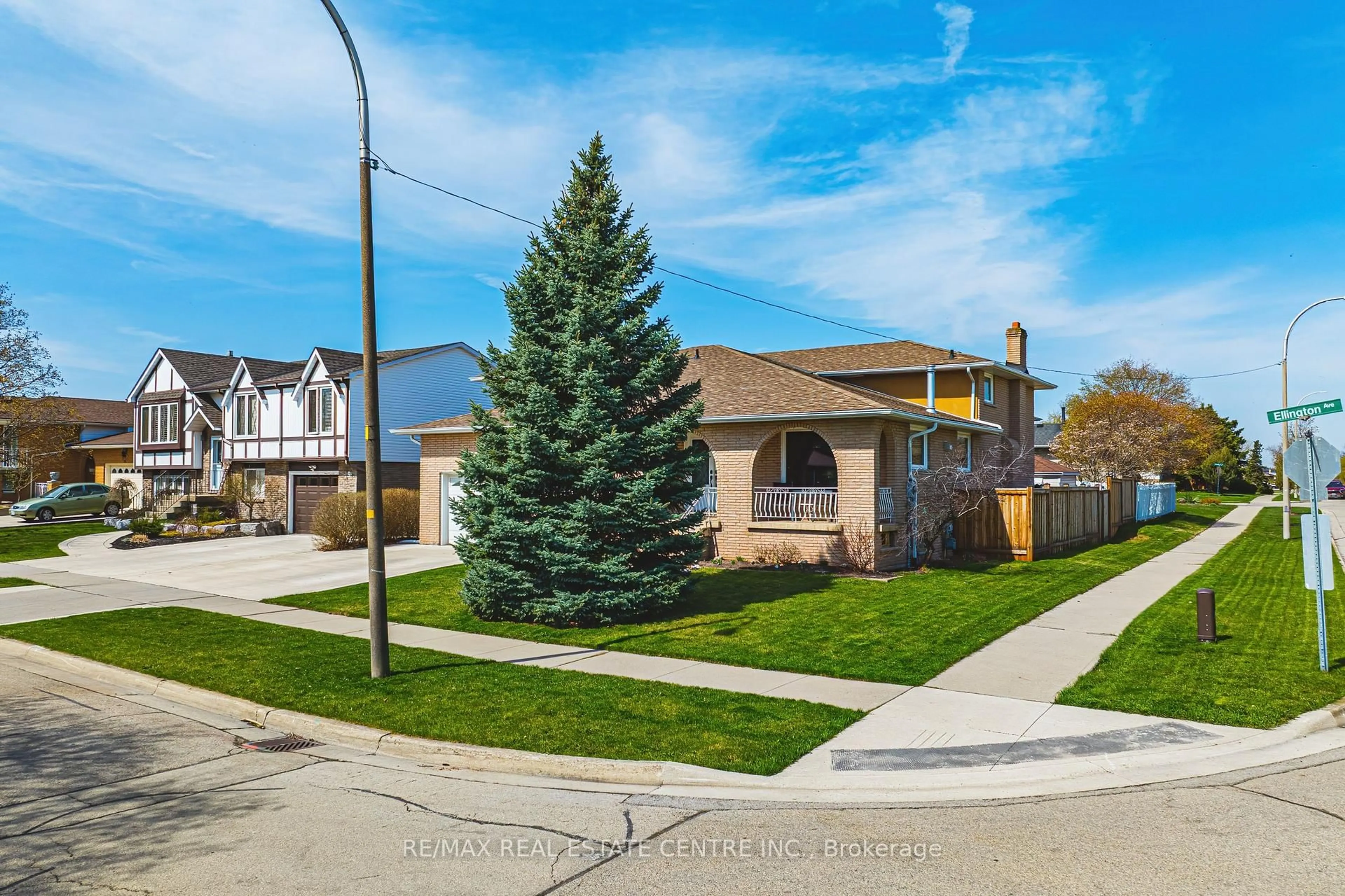 A pic from outside/outdoor area/front of a property/back of a property/a pic from drone, street for 95 Ellington Ave, Hamilton Ontario L8E 3T5
