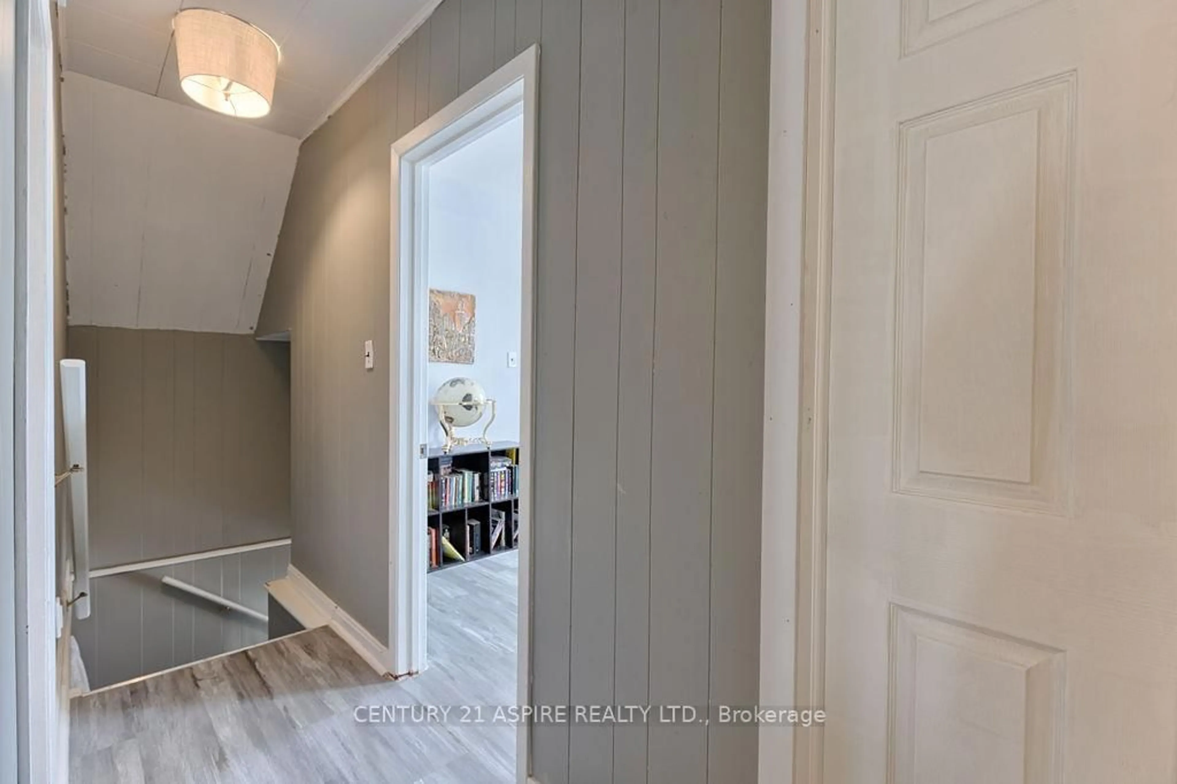 Indoor entryway for 201 Welland St, Pembroke Ontario K8A 5Y2