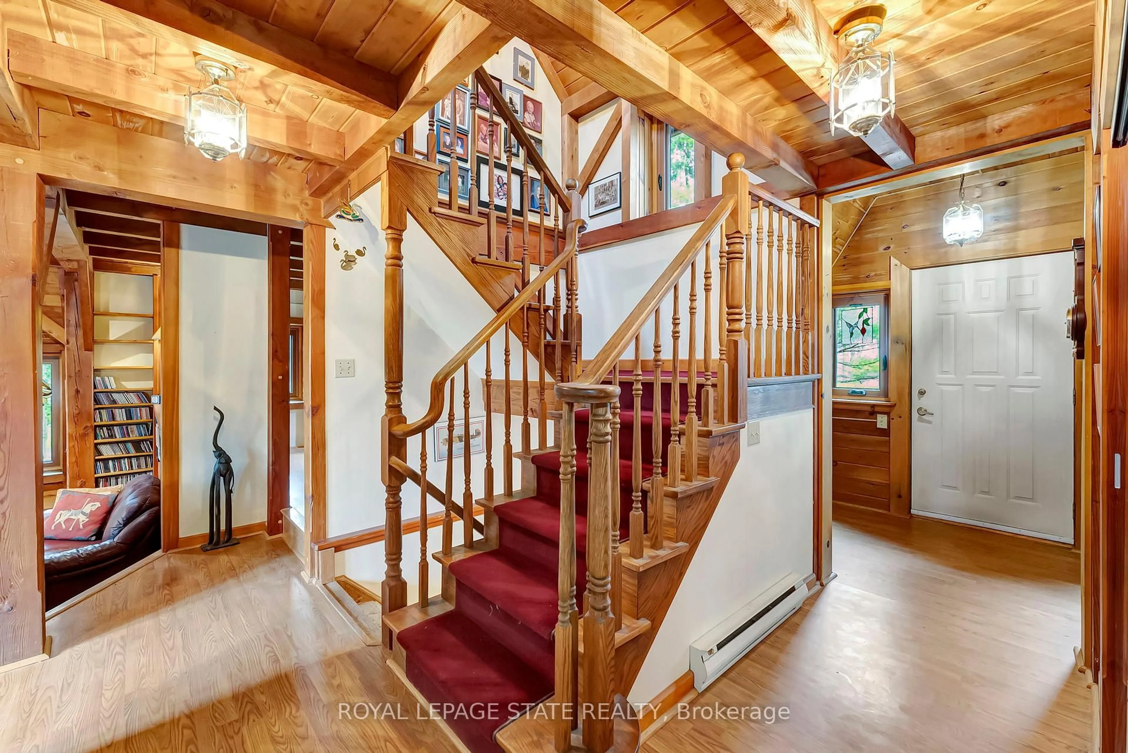 Indoor foyer for 1548 Mineral Springs Rd, Hamilton Ontario L9H 5E3
