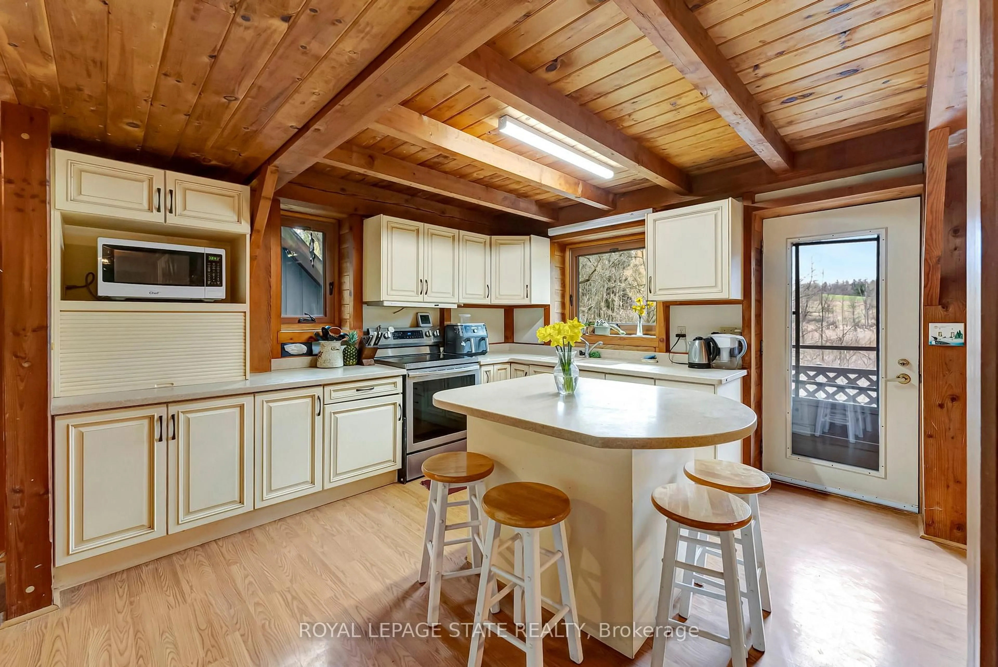 Open concept kitchen, unknown for 1548 Mineral Springs Rd, Hamilton Ontario L9H 5E3