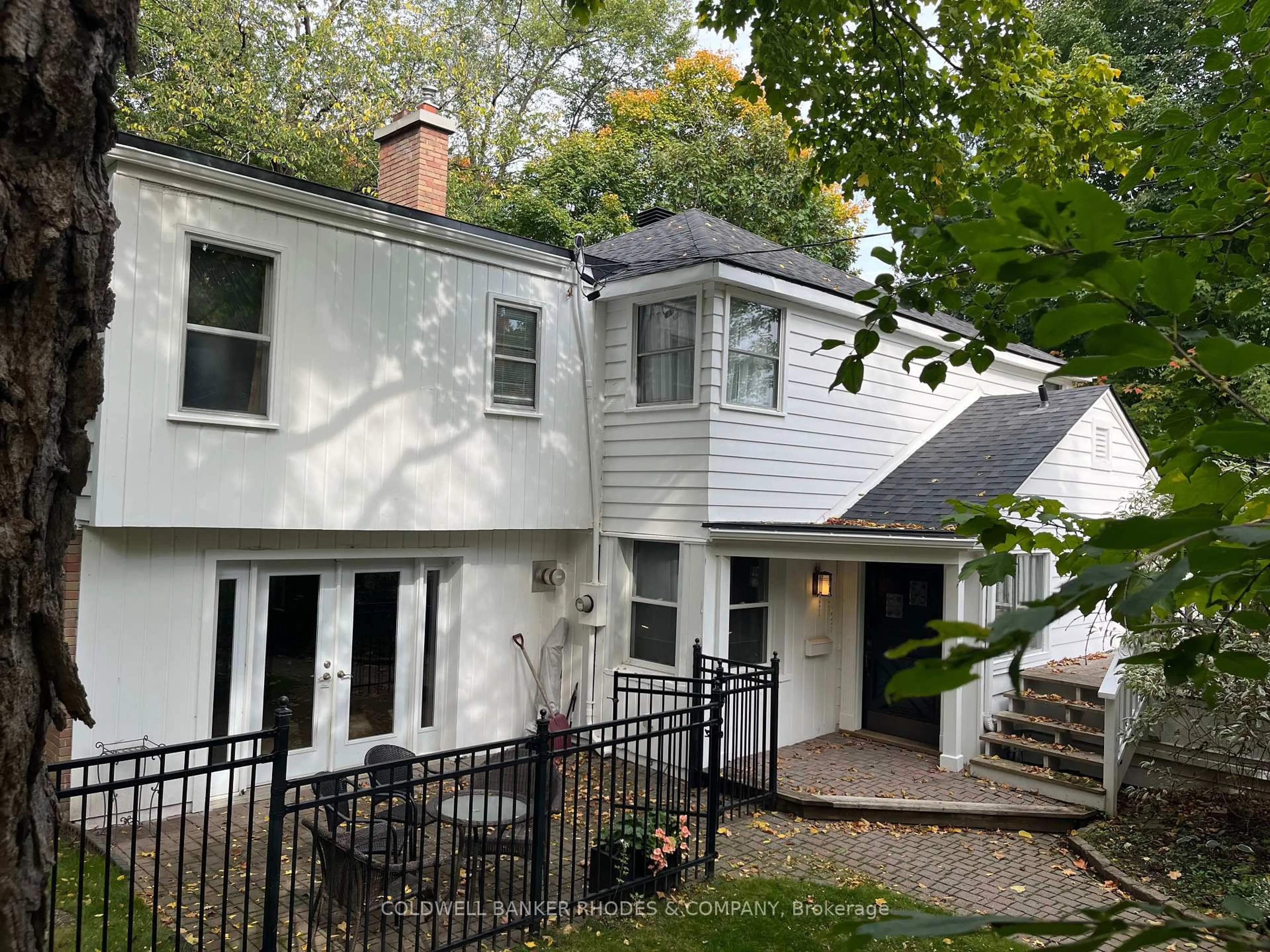 Home with vinyl exterior material, street for 457 Oakhill Rd, Ottawa Ontario K1M 1J5