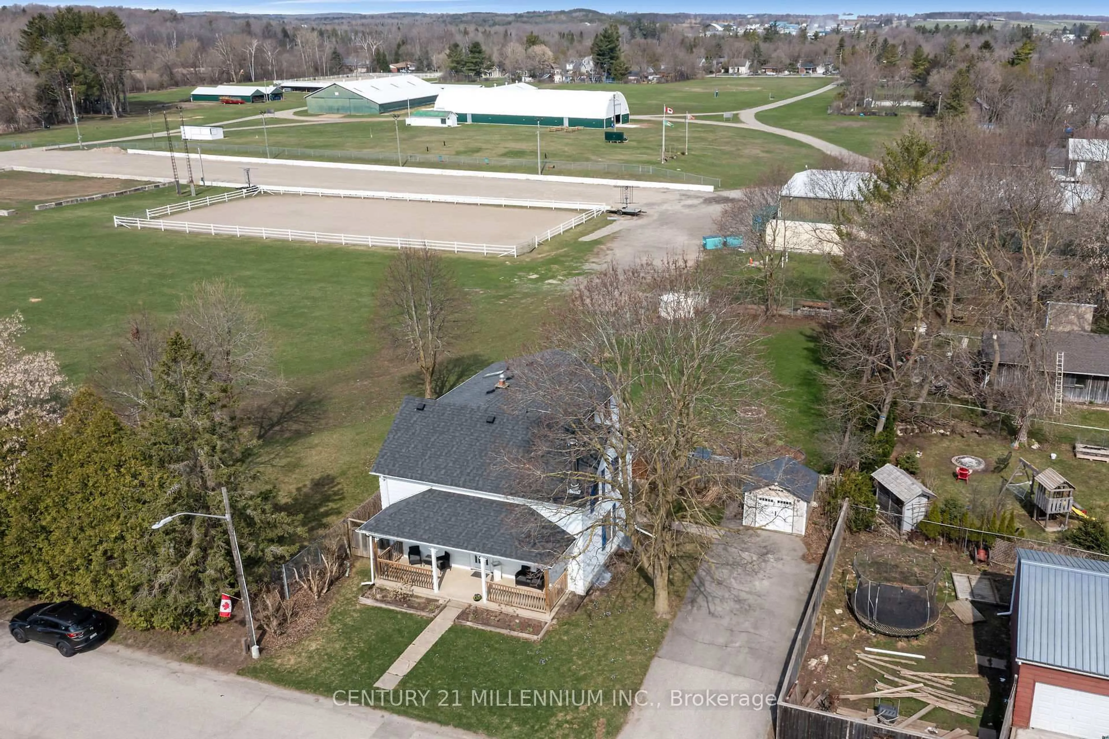 A pic from outside/outdoor area/front of a property/back of a property/a pic from drone, unknown for 3 Centre St, Erin Ontario N0B 1T0