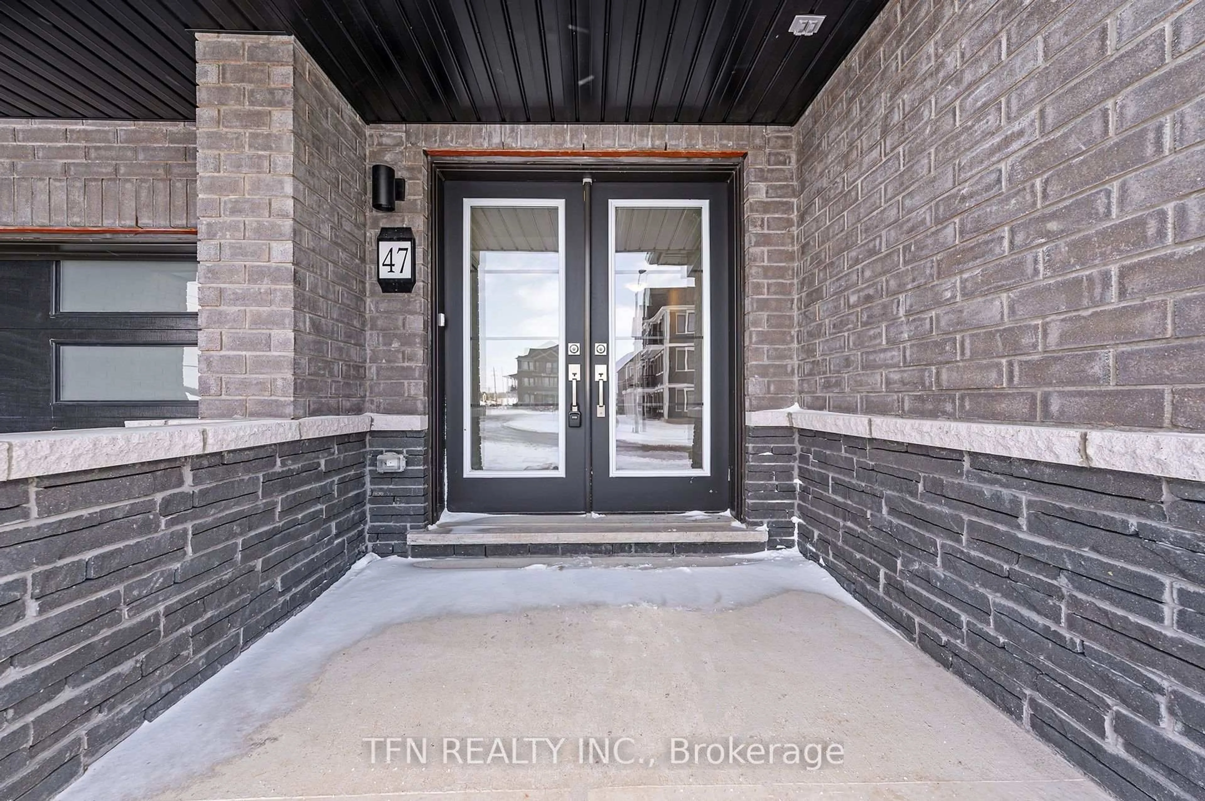 Indoor entryway for 47 Norwich Cres, Haldimand Ontario N3W 0J4