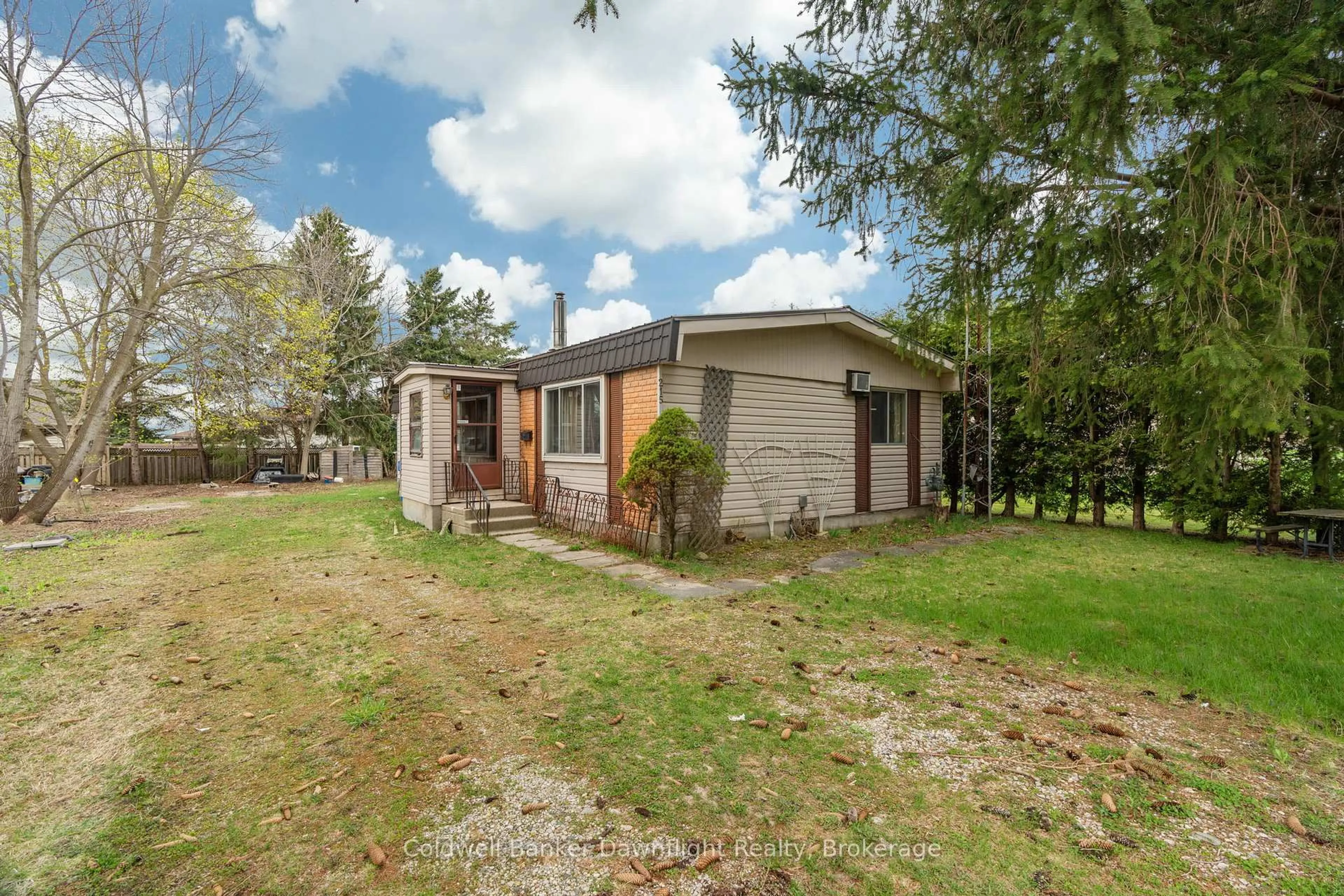 A pic from outside/outdoor area/front of a property/back of a property/a pic from drone, unknown for 215 Prince Alfred St, South Huron Ontario N0M 1K0