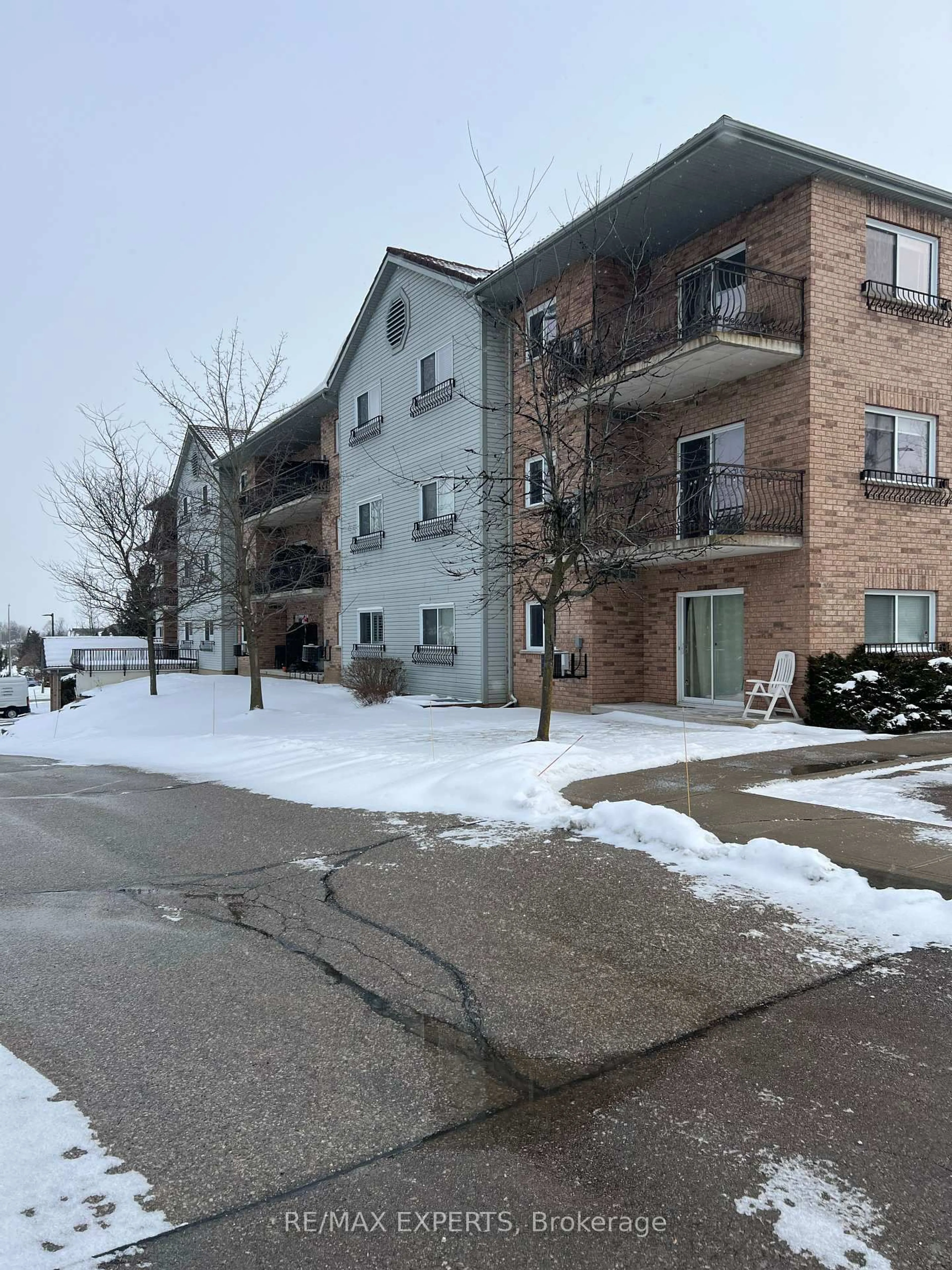 Unknown for 345 Briarmeadow Dr #404, Kitchener Ontario N2A 4J6