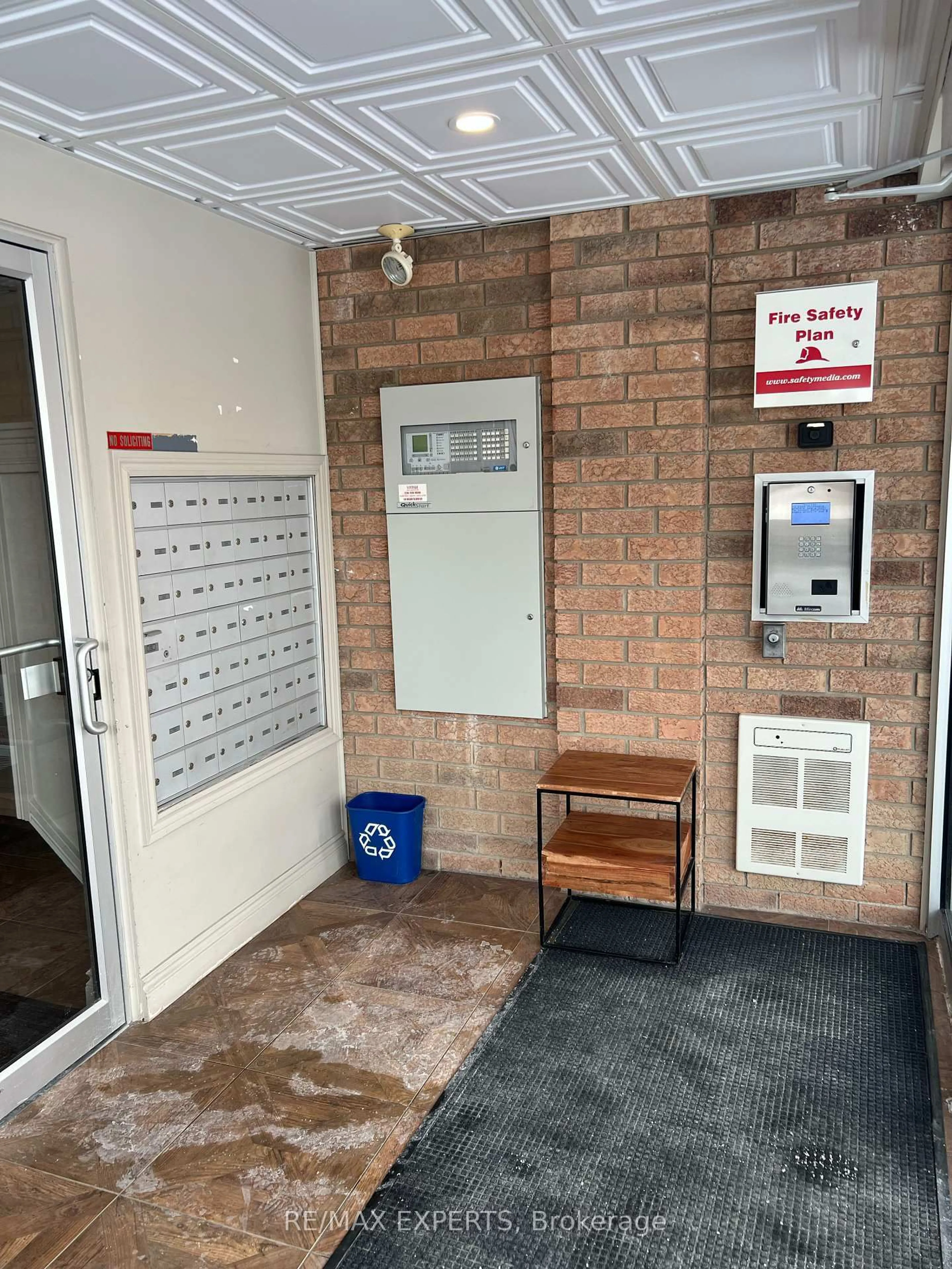 Indoor foyer for 345 Briarmeadow Dr #404, Kitchener Ontario N2A 4J6