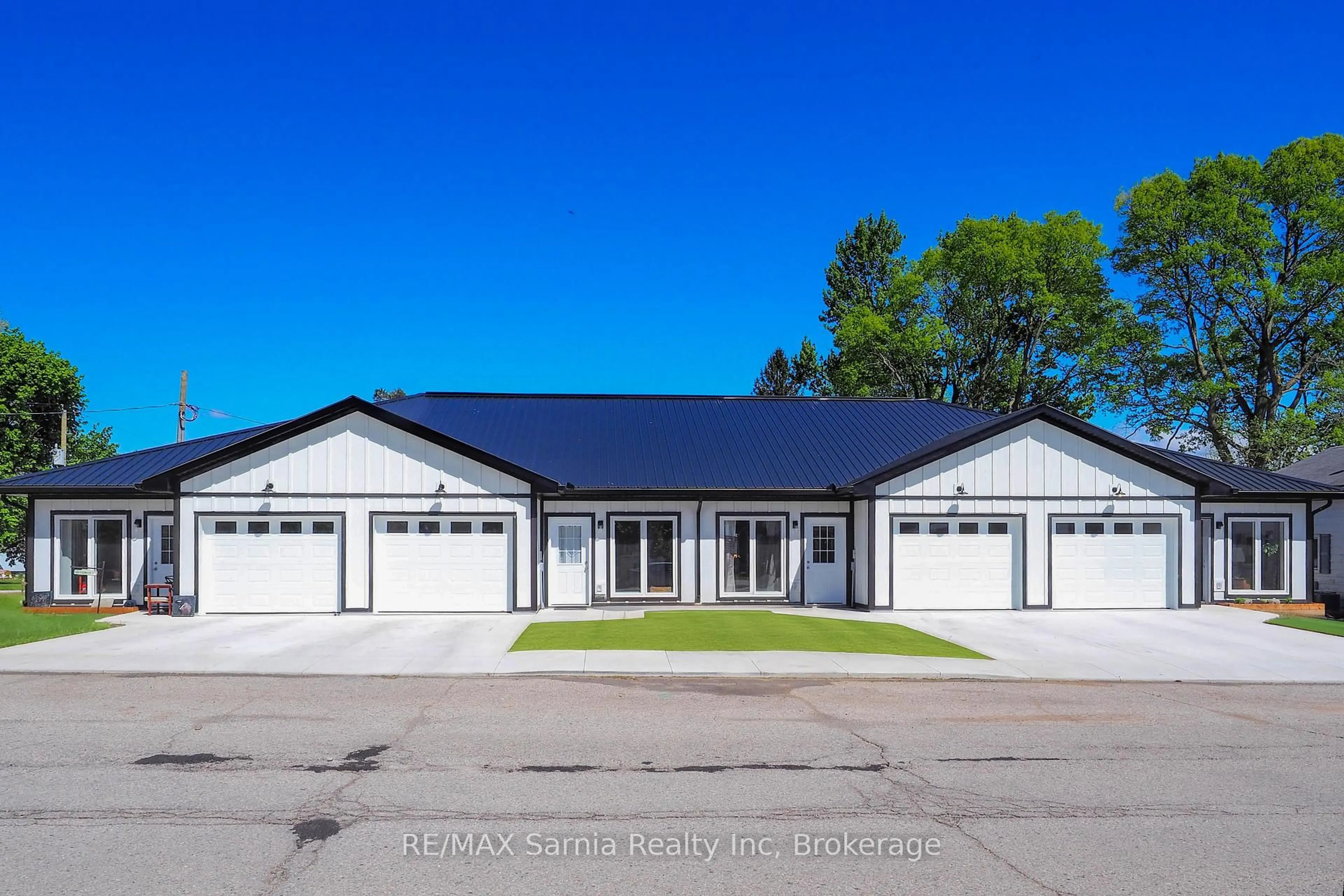 Home with vinyl exterior material, unknown for 3250 River St, Brooke-Alvinston Ontario N0N 1A0