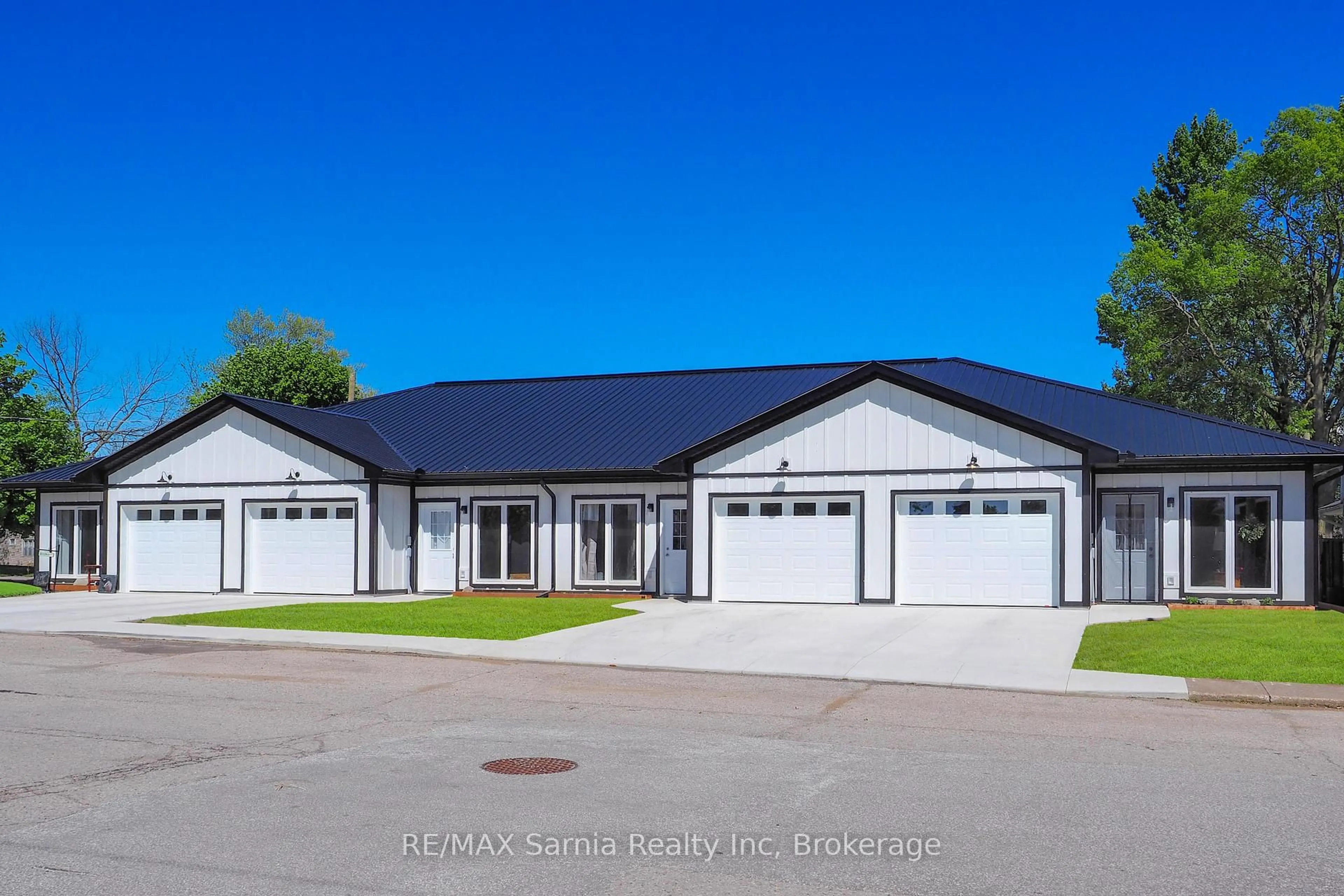 Home with vinyl exterior material, unknown for 3250 River St, Brooke-Alvinston Ontario N0N 1A0