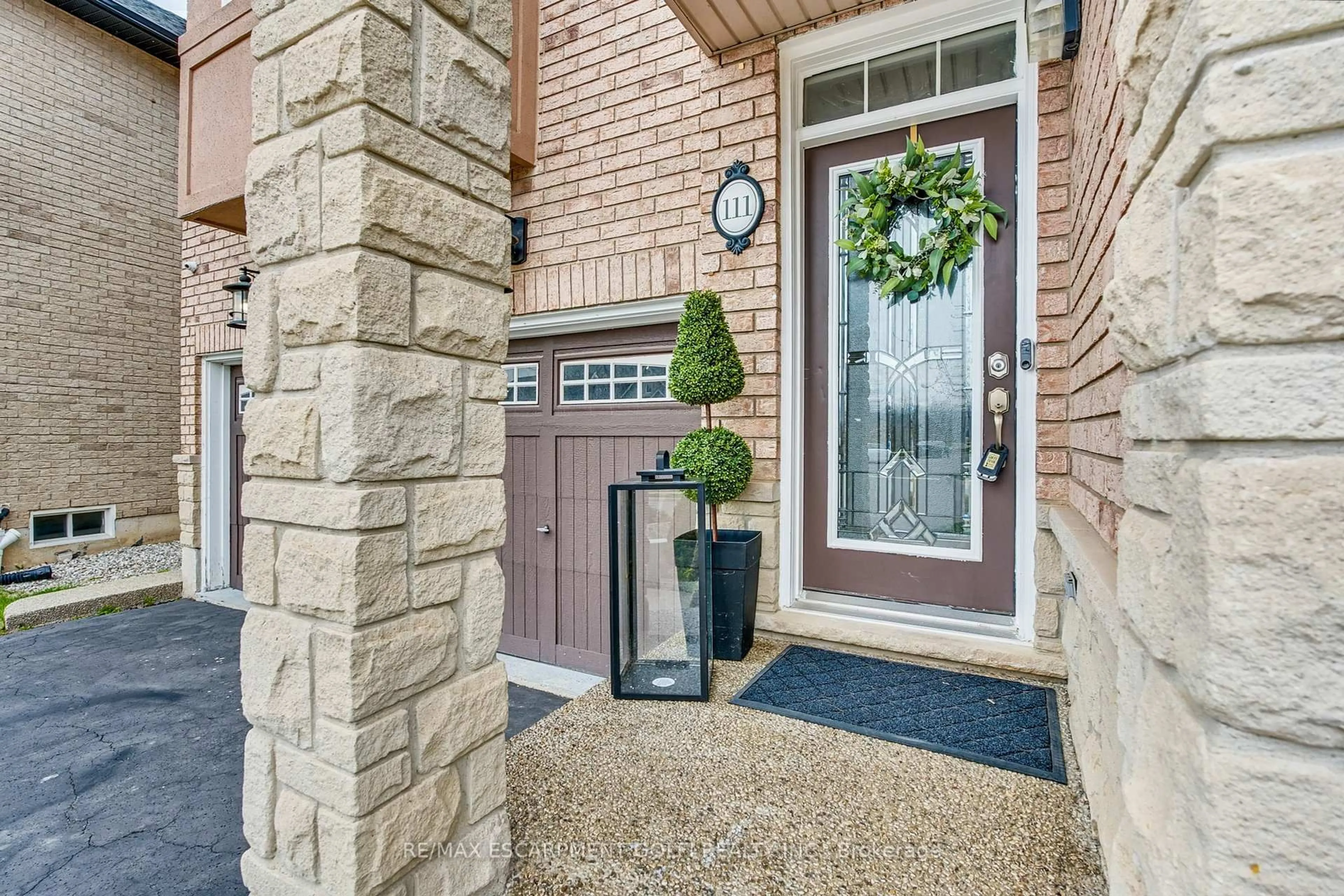 Indoor entryway for 111 GALILEO Dr, Hamilton Ontario L8E 0B5
