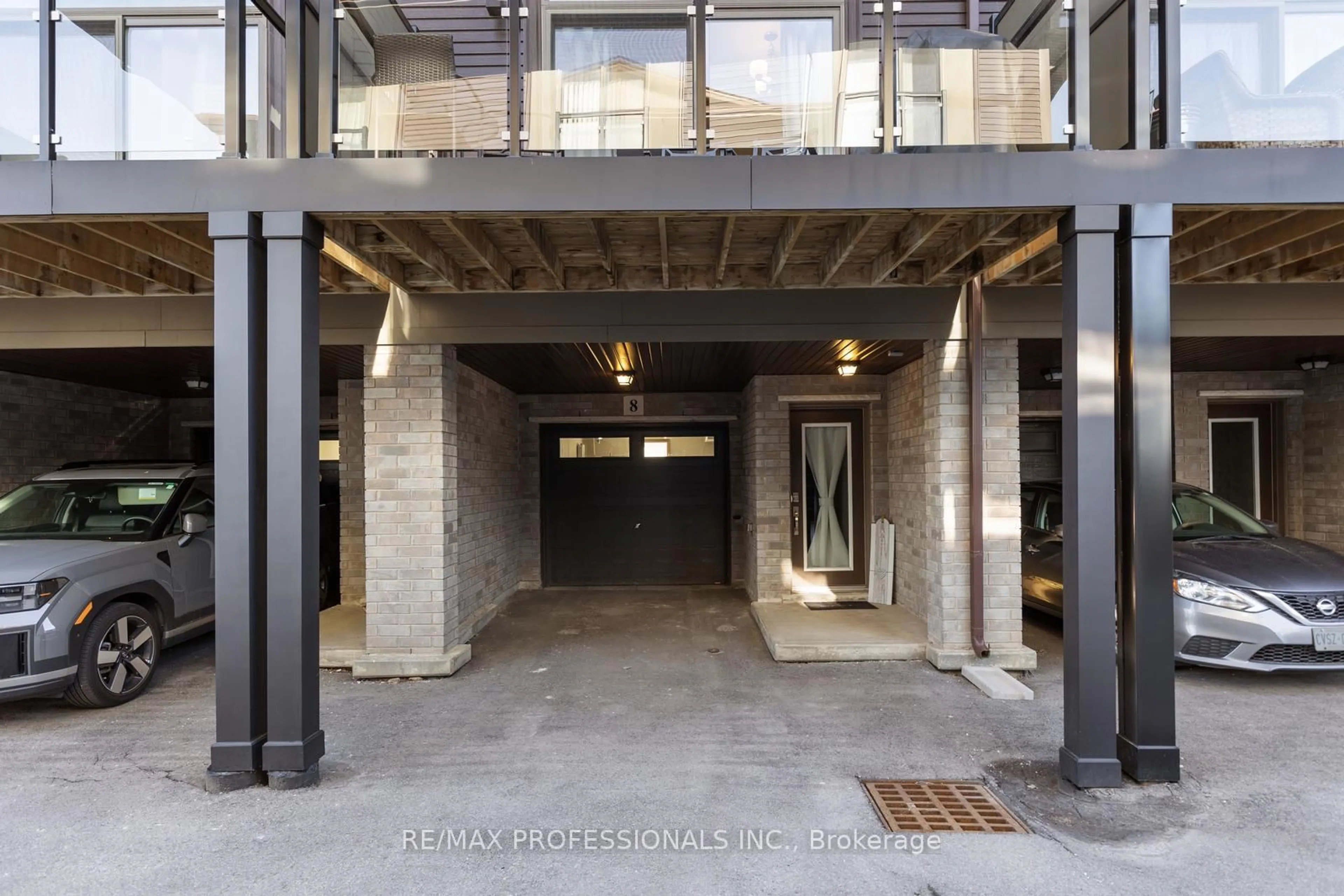 Indoor foyer for 23 Echovalley Dr #8, Hamilton Ontario L8J 0K4