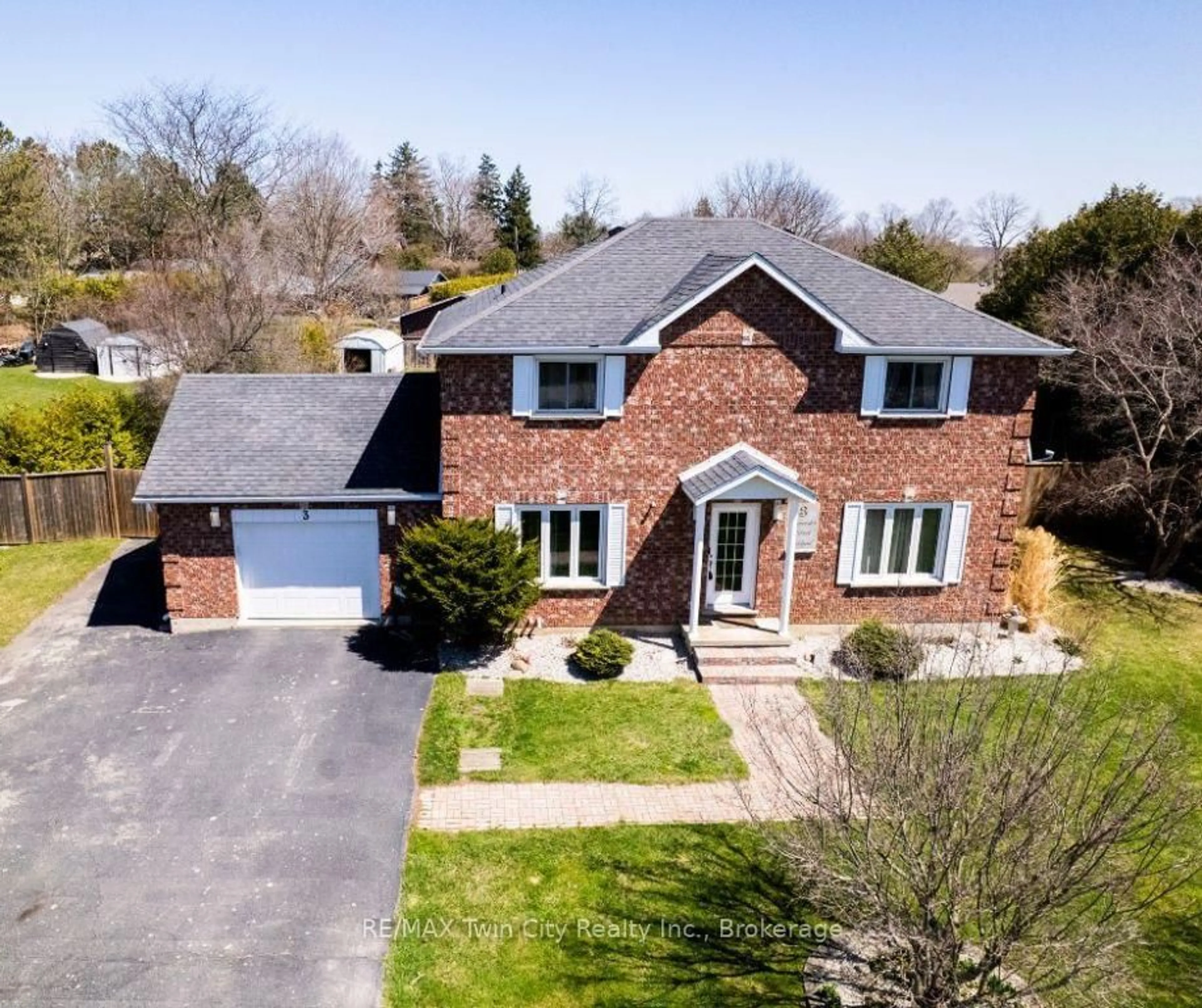 A pic from outside/outdoor area/front of a property/back of a property/a pic from drone, street for 3 Bannister St, Brant Ontario N0E 1R0