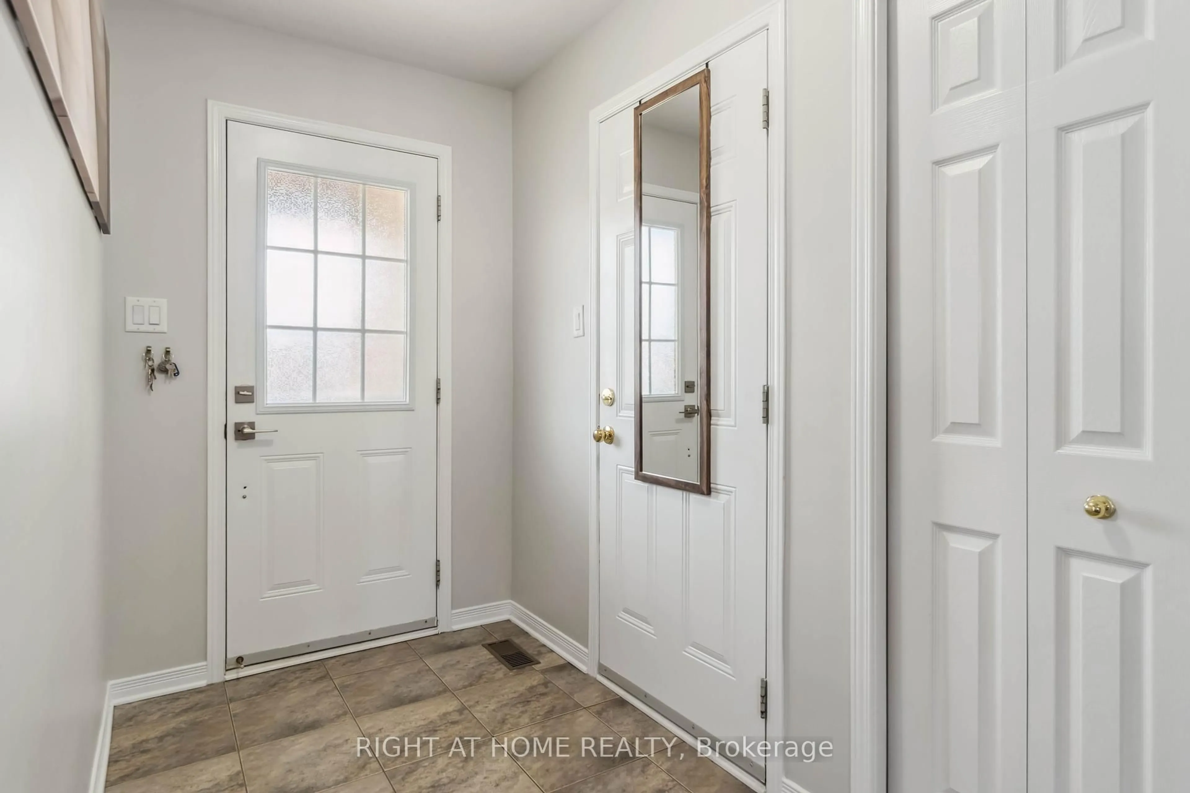 Indoor entryway for 44 Moe Robillard St, Arnprior Ontario K7S 0C2