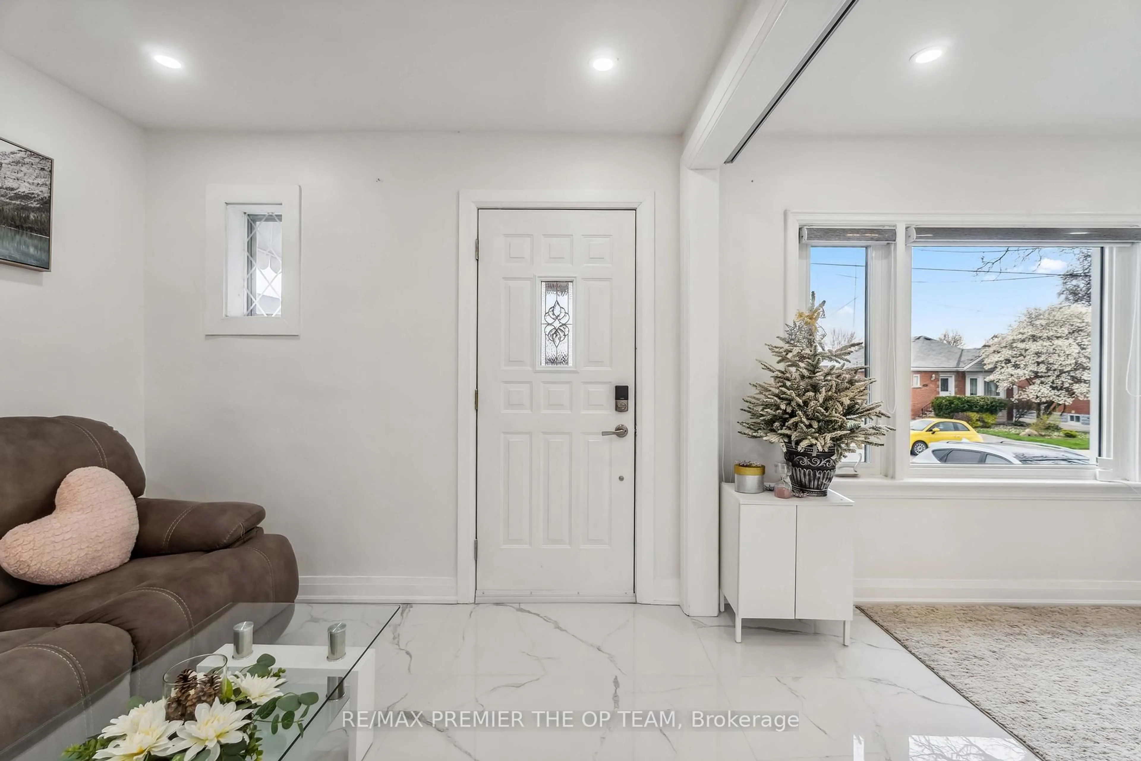 Indoor entryway for 273 East 13th St, Hamilton Ontario L9A 3Z8