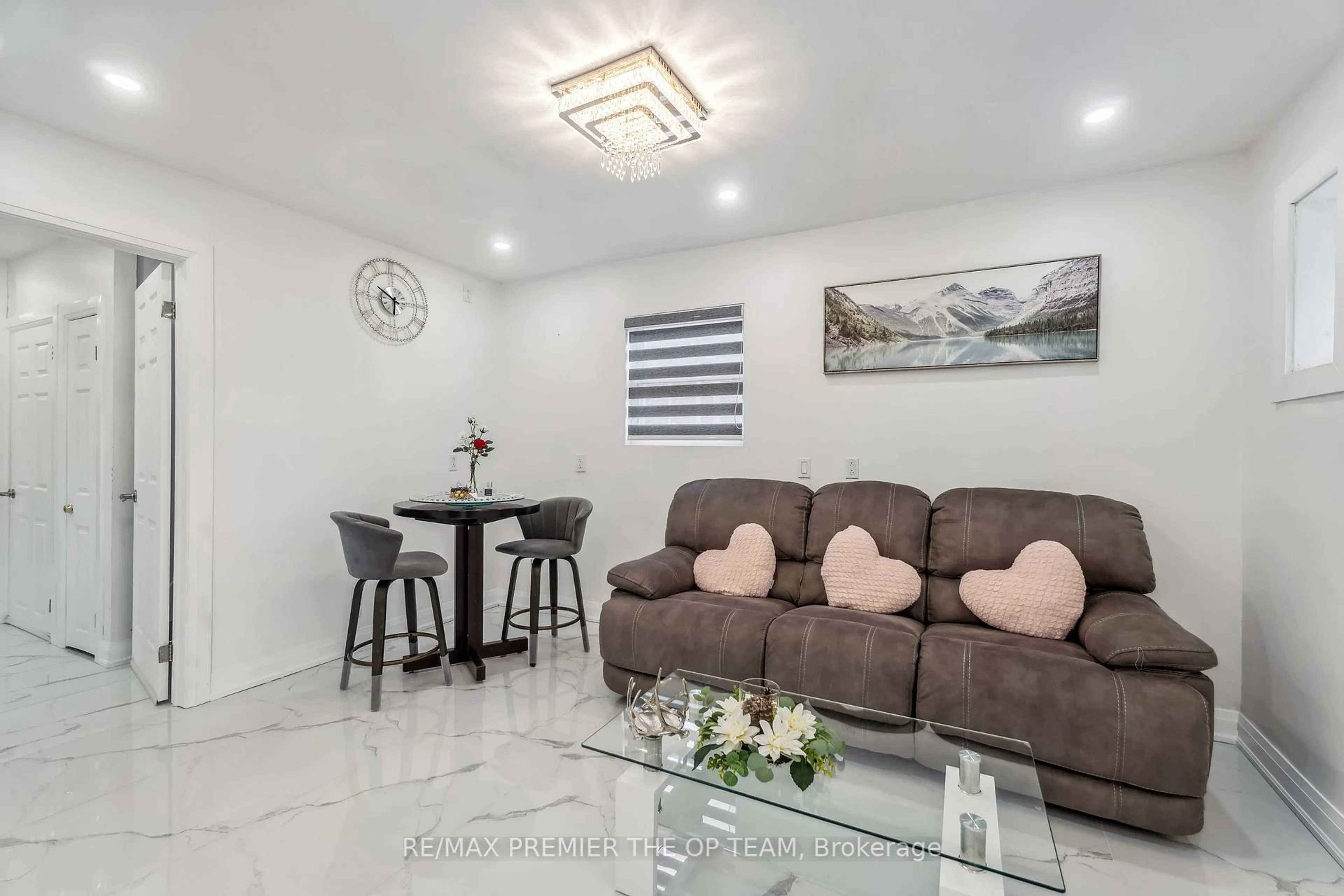 Living room with furniture, unknown for 273 East 13th St, Hamilton Ontario L9A 3Z8